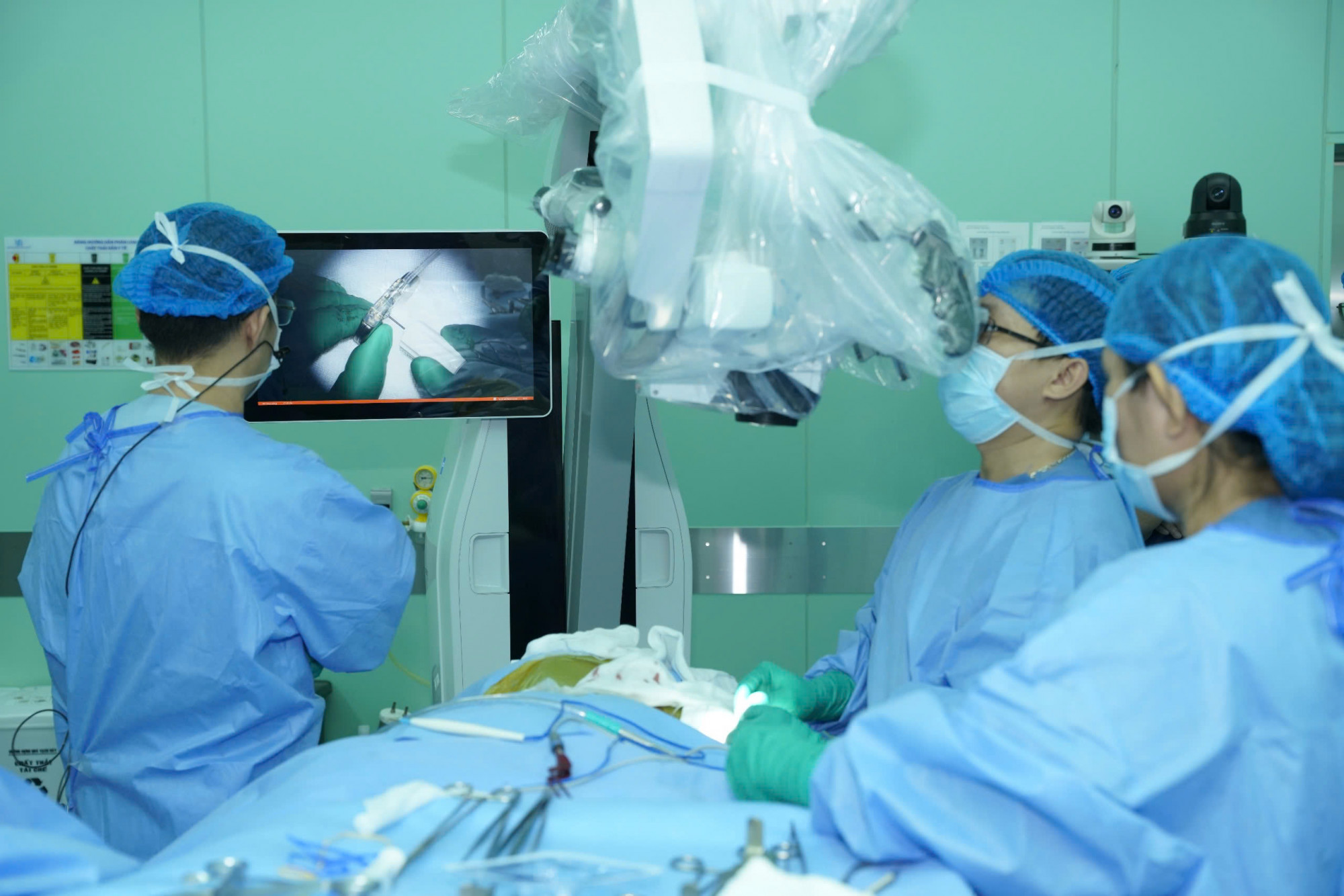 Ca phẫu thuật cấy chíp cho bệnh nhân động kinh kháng thuốc được các bác sĩ của Bệnh viện Đại học Y dược TPHCM thực hiện thị phạm ngay trong khuôn khổ buổi hội nghị khoa học diễn ra ngày 11/10 (ảnh: BVCC).