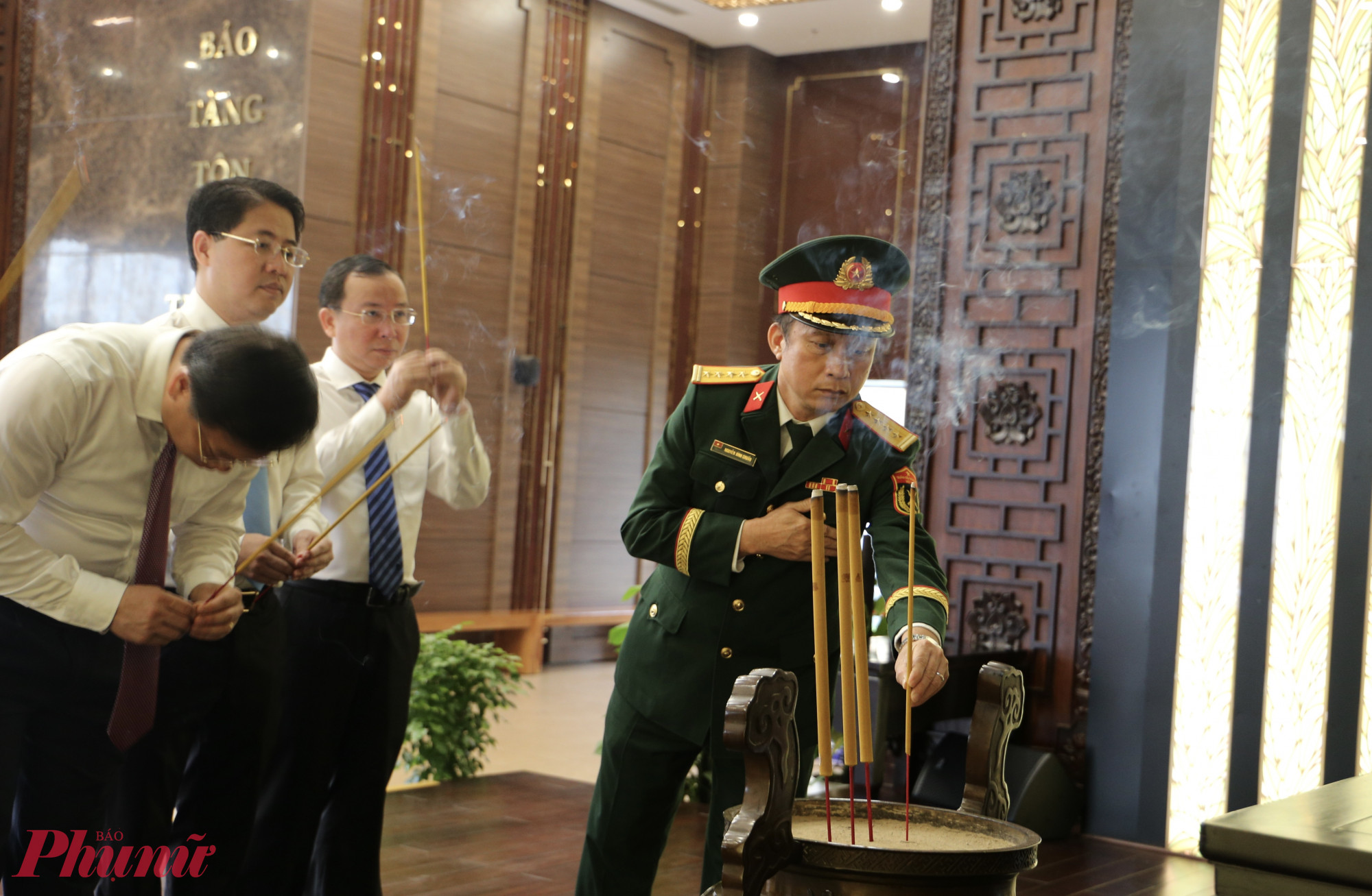 Lãnh đạo TPHCM dâng hương tại Bảo tàng Tôn Đức Thắng (phường Sài Gòn) - Ảnh: Thanh Tâm