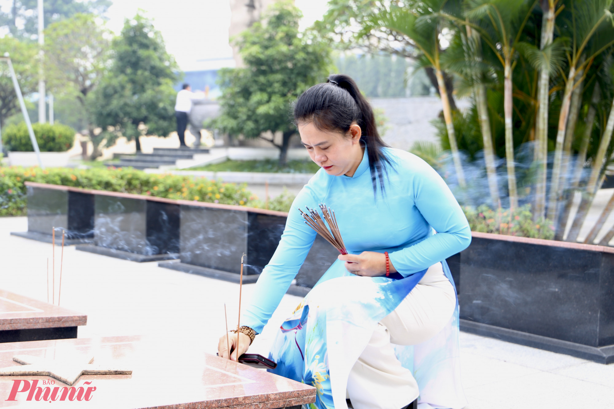 Lãnh đạo thành phố thắp hương từng phần mộ liệt sĩ - Ảnh: Thanh Tâm