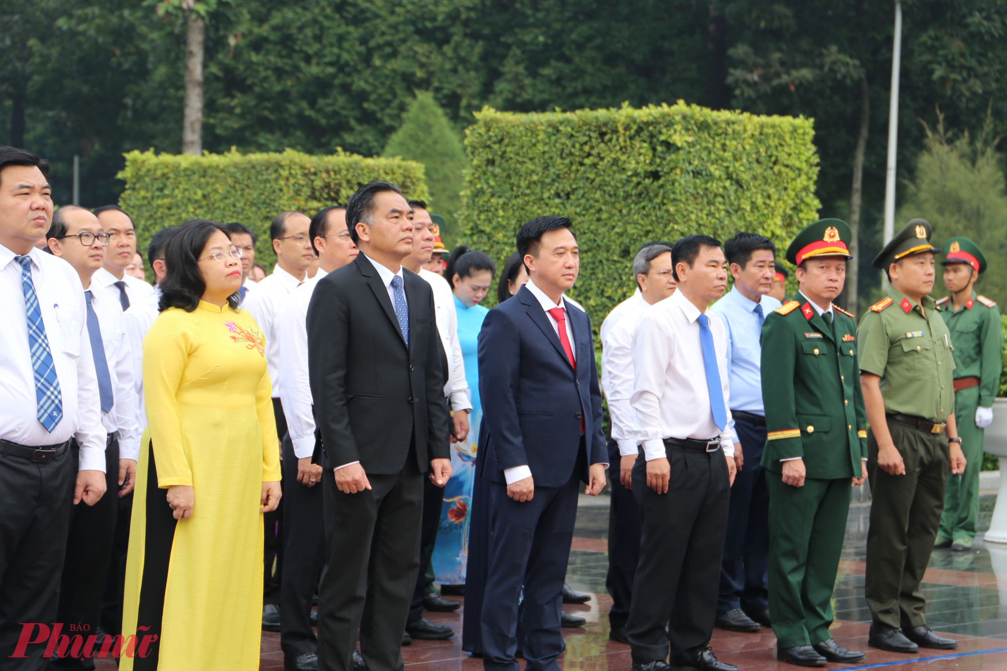 Không khí trang nghiêm, xúc động tại lễ dâng hương tri ân các anh hùng liệt sĩ - Ảnh: Thanh Tâm