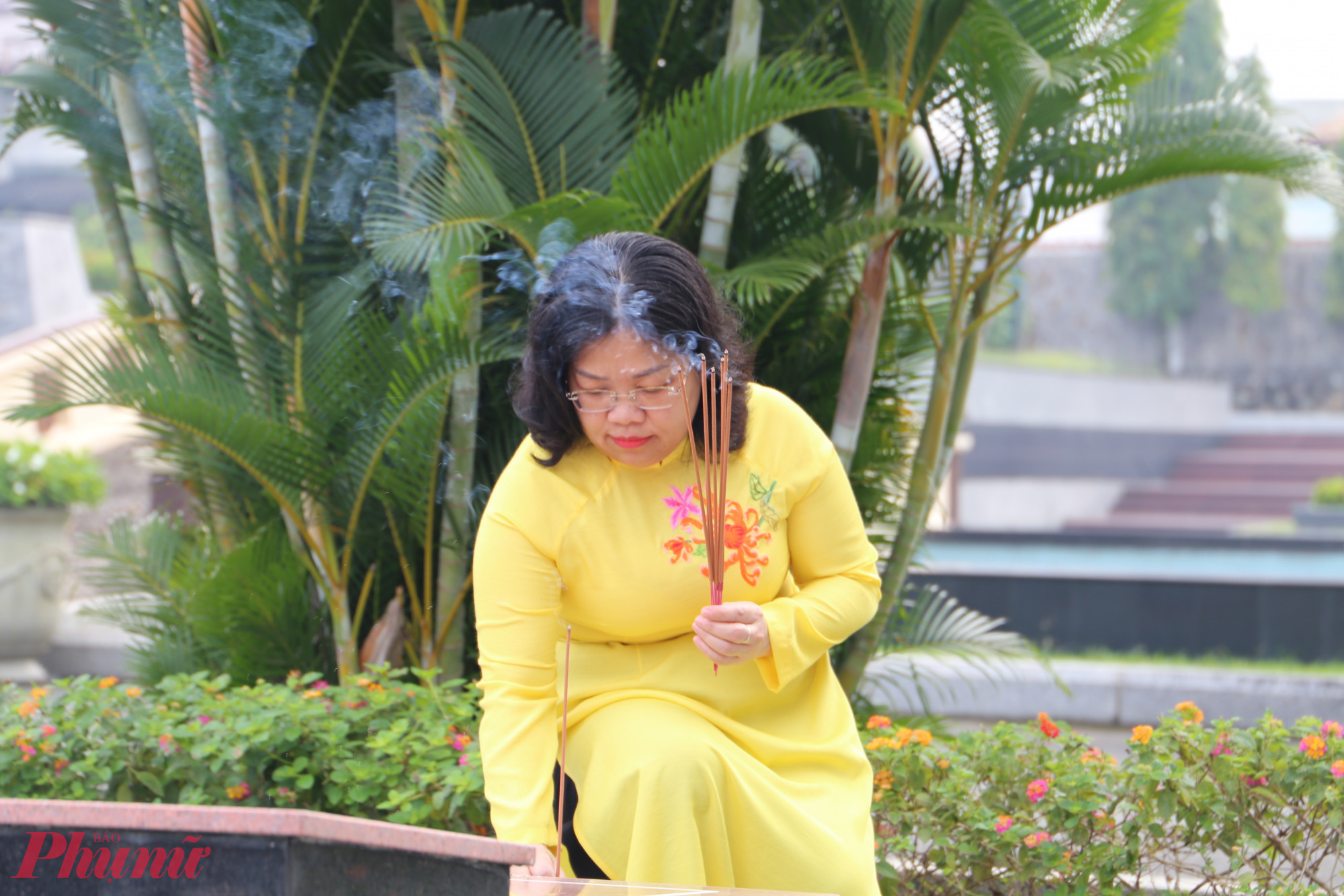 Lãnh đạo thành phố thắp hương từng phần mộ liệt sĩ, bày tỏ lòng biết ơn sâu sắc - Ảnh: Thanh Tâm