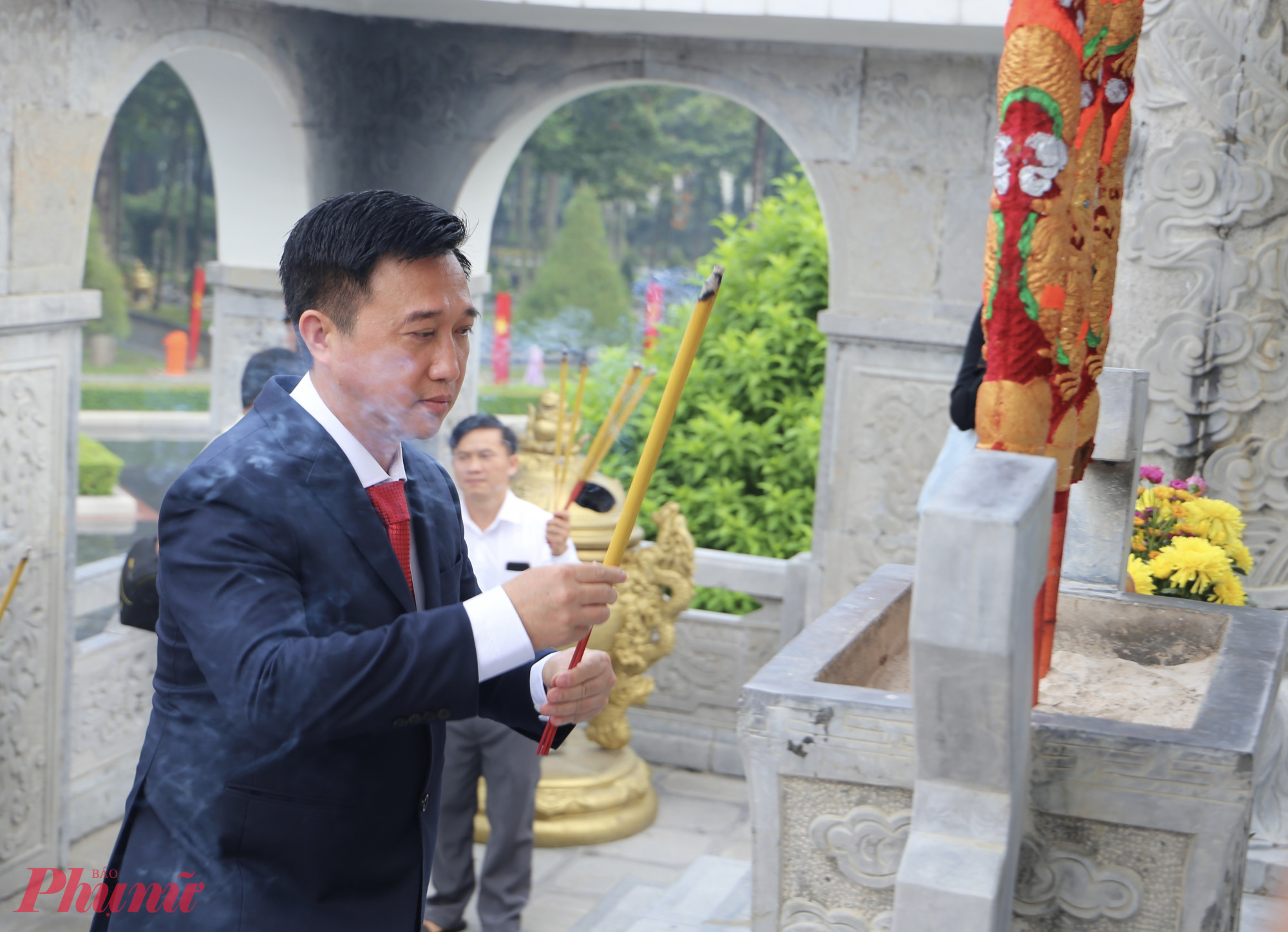 Ông Đặng Minh Thông - Phó bí thư Thành uỷ TPHCM dâng hương tại Tượng đài Tổ quốc ghi công - Ảnh: Thanh Tâm
