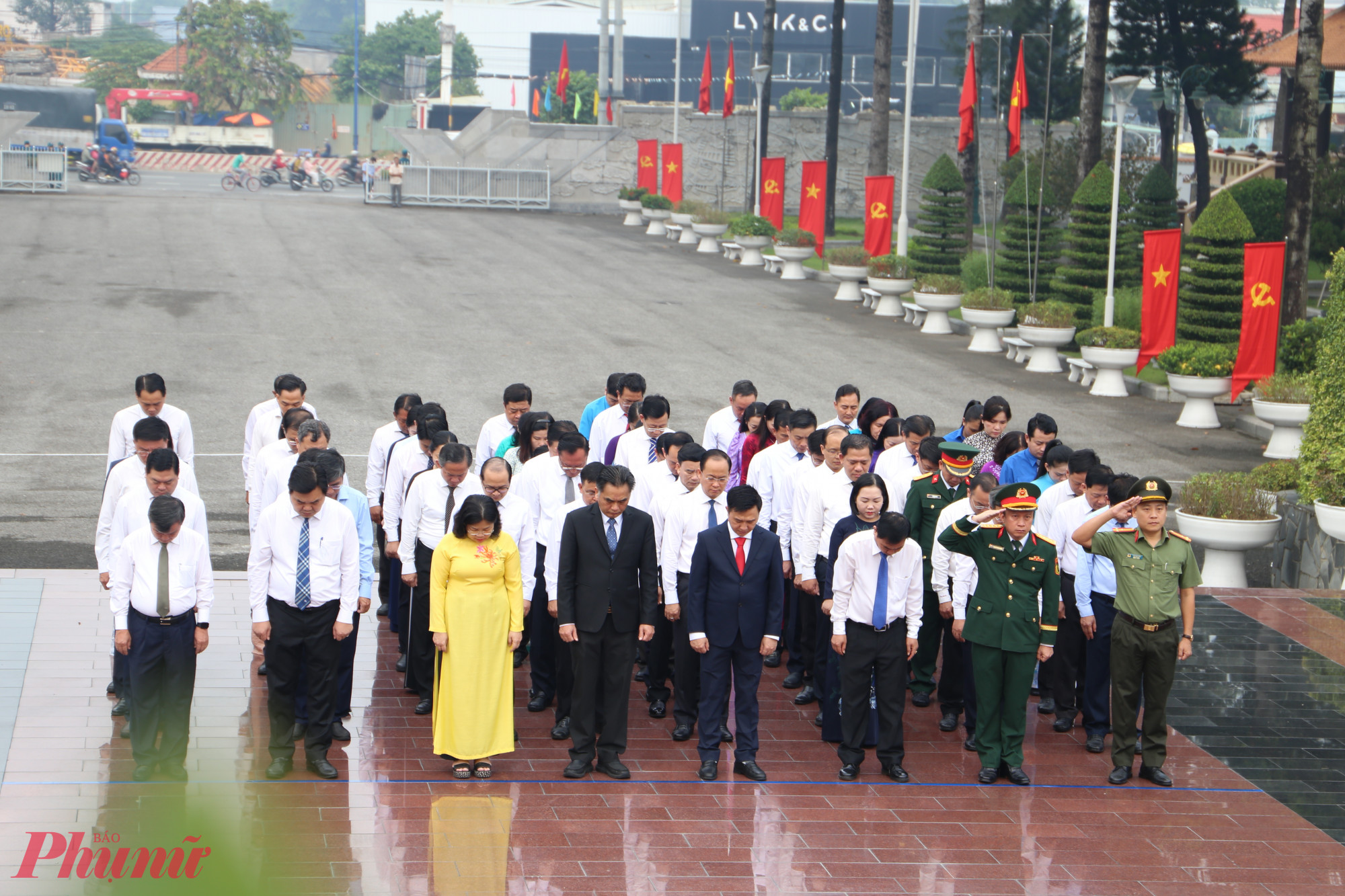 Các đại biểu dành phút mặc niệm tưởng nhớ công lao to lớn của những người con ưu tú đã ngã xuống vì đất nước - Ảnh: Thanh Tâm