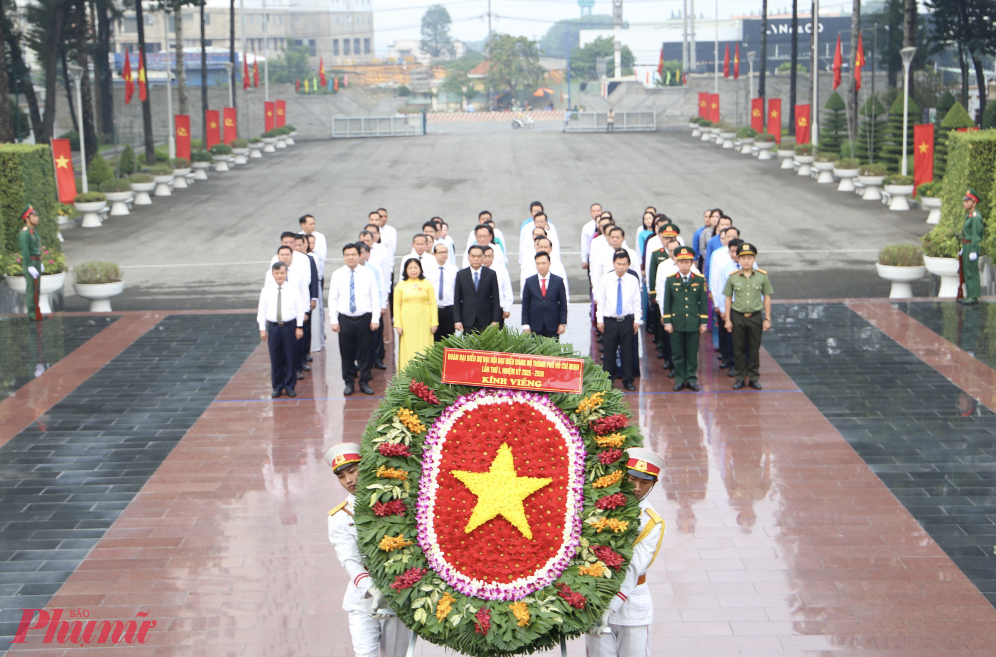 Lãnh đạo TPHCM dâng vòng hoa tưởng niệm các anh hùng liệt sĩ tại Nghĩa trang Liệt sĩ Bình Dương - Ảnh: Thanh Tâm