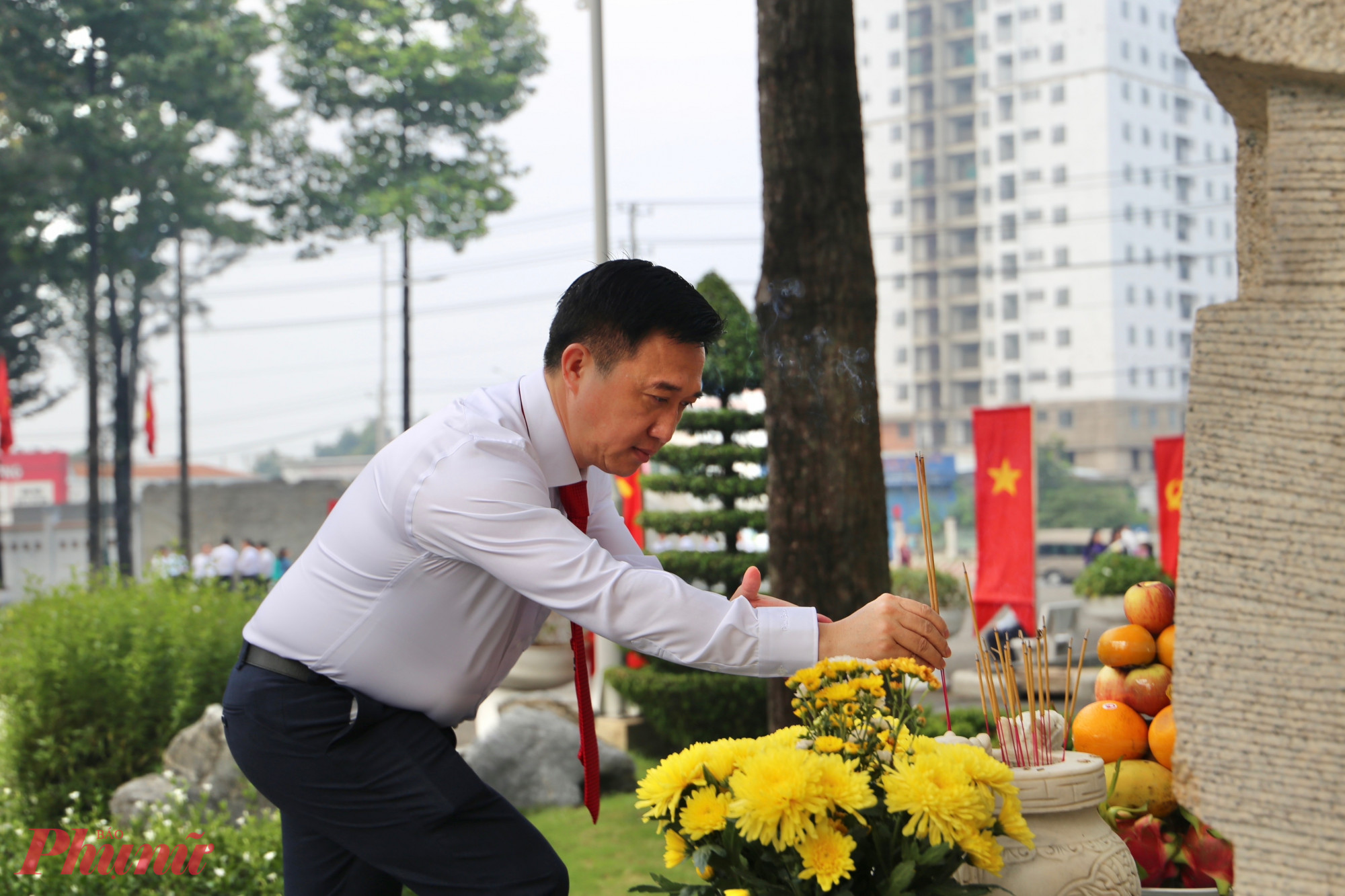 Phó Bí thư Thành ủy Đặng Minh Thông thành kính dâng hương tưởng nhớ các liệt sĩ đã hy sinh vì độc lập, tự do của Tổ quốc - Ảnh: Thanh Tâm