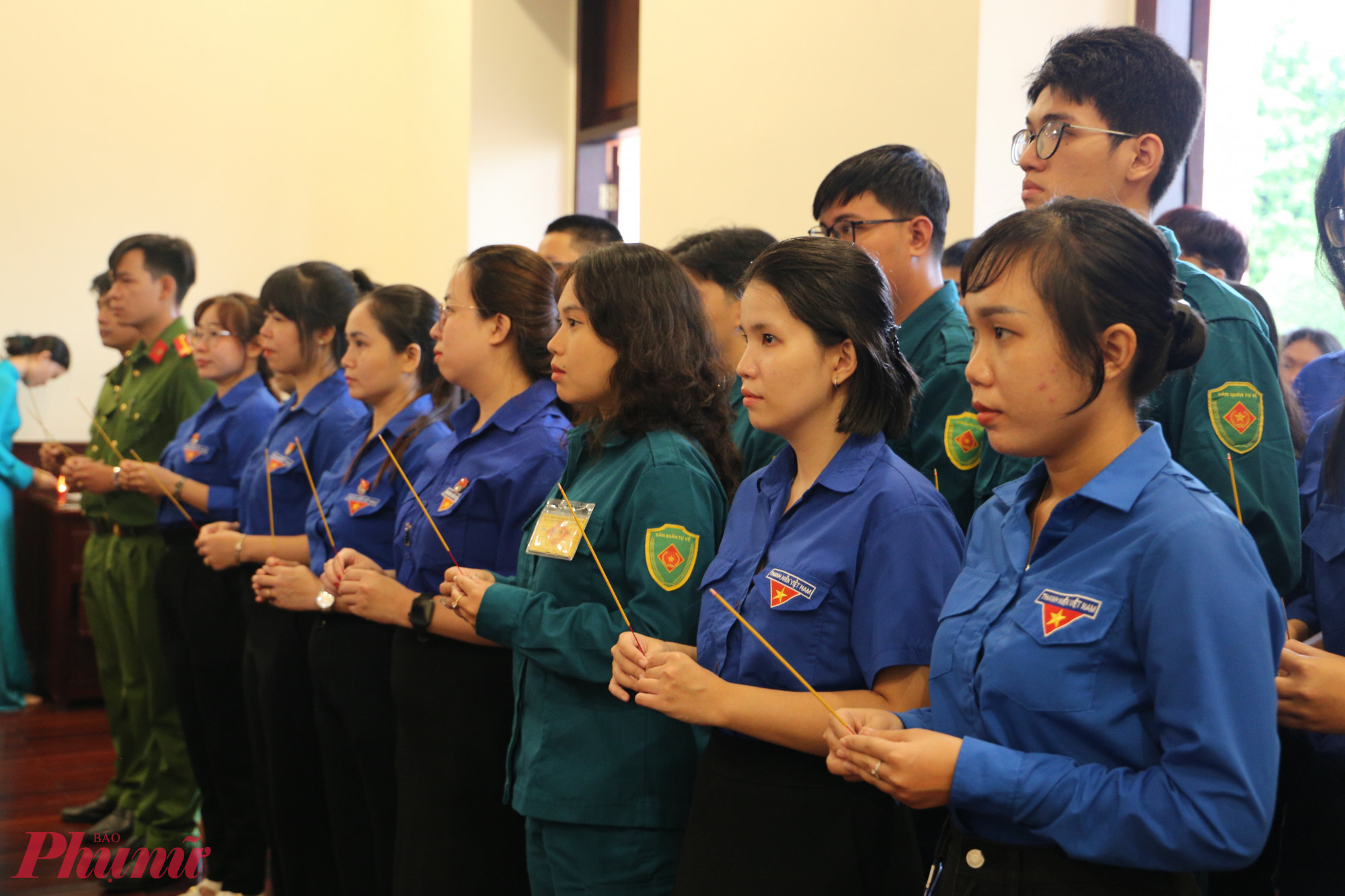 Lễ dâng hương là dịp để thế hệ hôm nay tri ân, tiếp nối truyền thống cách mạng, hướng tới Đại hội Đảng bộ TPHCM lần thứ I - Ảnh: Thanh Tâm
