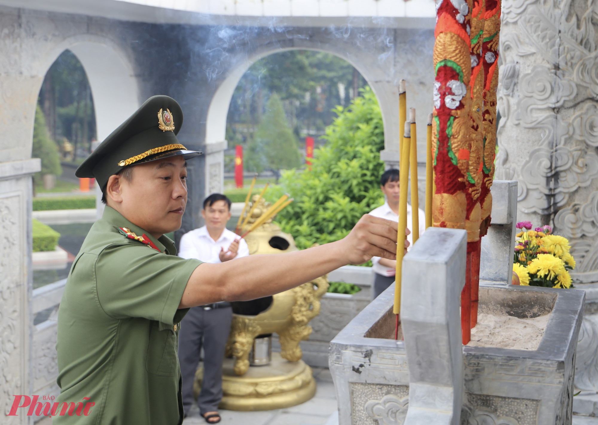 Thượng tá Phan Huy Văn - Phó Giám đốc Công an TPHCM dâng hương tri ân các anh hùng liệt sĩ - Ảnh: Thanh Tâm