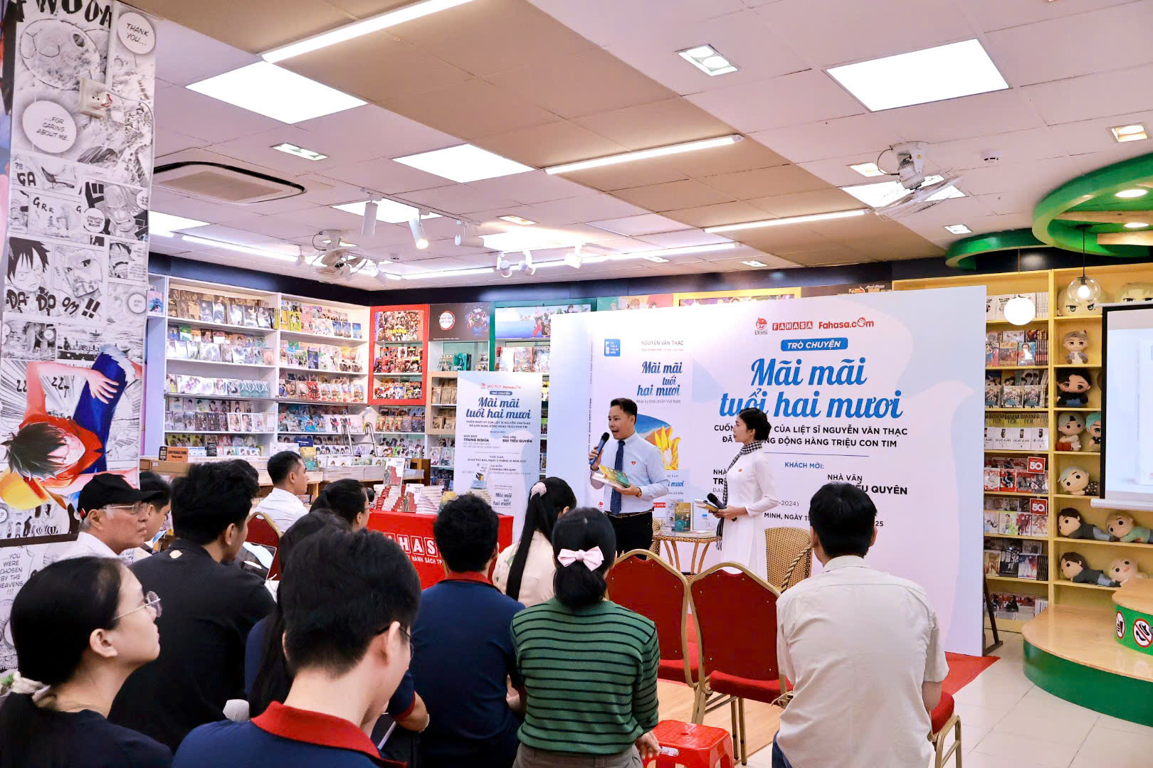 Ngọn lửa tuổi 20 sẽ mãi được thắp sáng... Nhiều bạn trẻ đã đến tham dự buổi giao lưu - Ảnh: NXB Kim Đồng