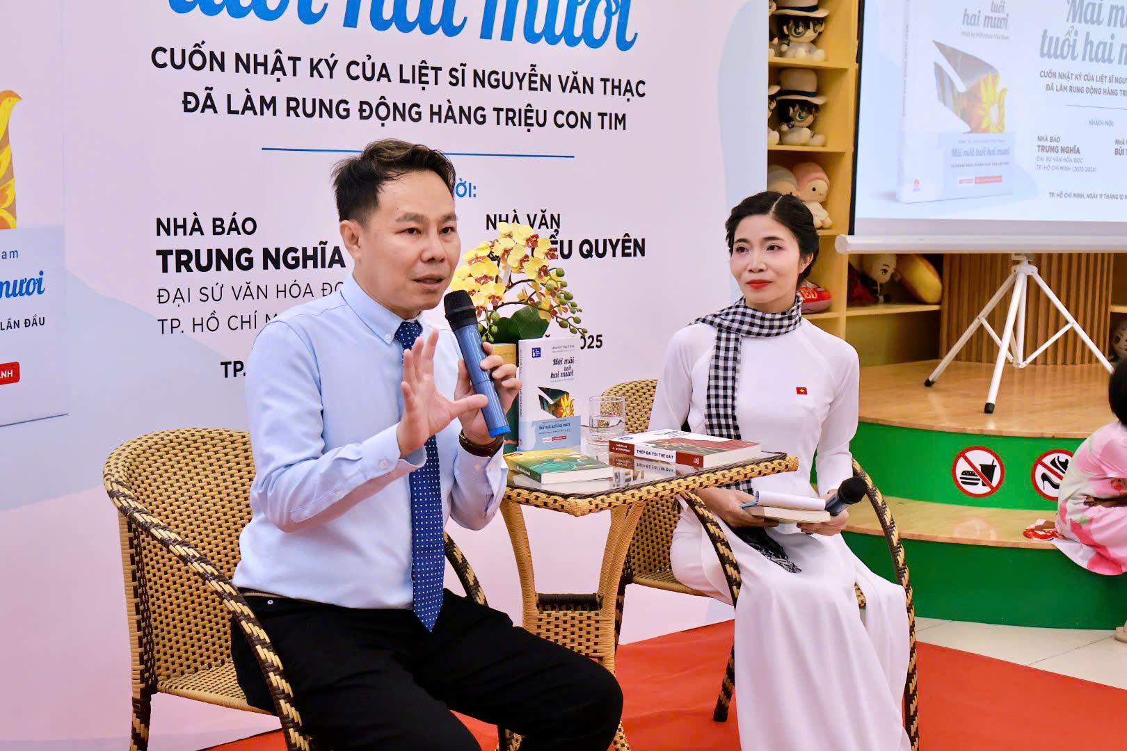 Ngọn lửa tuổi 20 sẽ mãi được thắp sáng... Nhà báo Trung Nghĩa (trái) đã trao gửi đến bạn trẻ nhiều giá trị ý nghĩa từ cuốn sách - Ảnh: NXB Kim Đồng