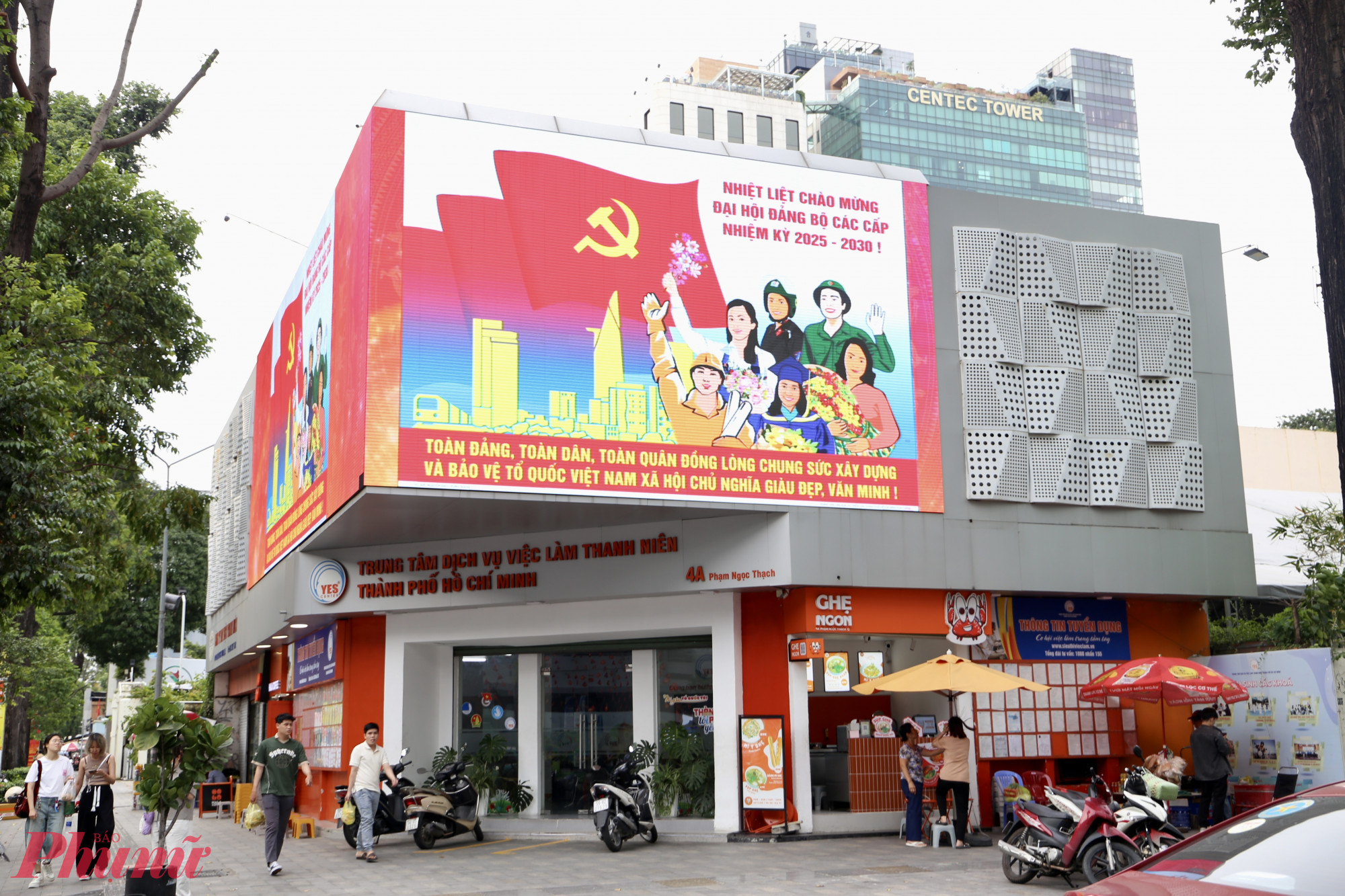 Những khẩu hiệu ý nghĩa truyền mang đến bầu không khí phấn khởi, tự hào cho người dân thành phố - Ảnh: Thanh Tâm