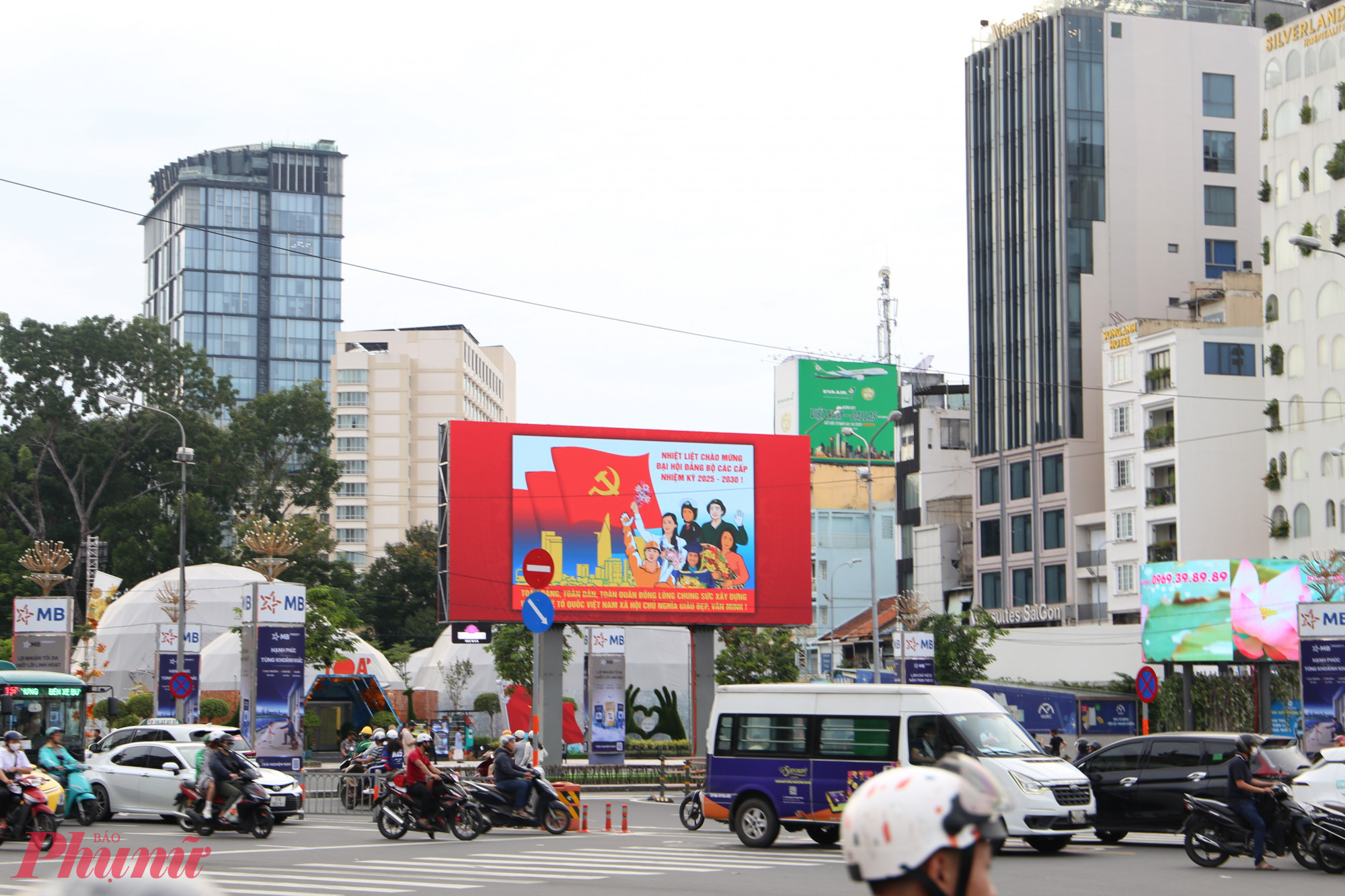 Khẩu hiệu, pano tuyên truyền rực rỡ trên các tuyến phố trung tâm, lan tỏa bầu không khí phấn khởi, tự hào hướng về đại hội - Ảnh: Thanh Tâm