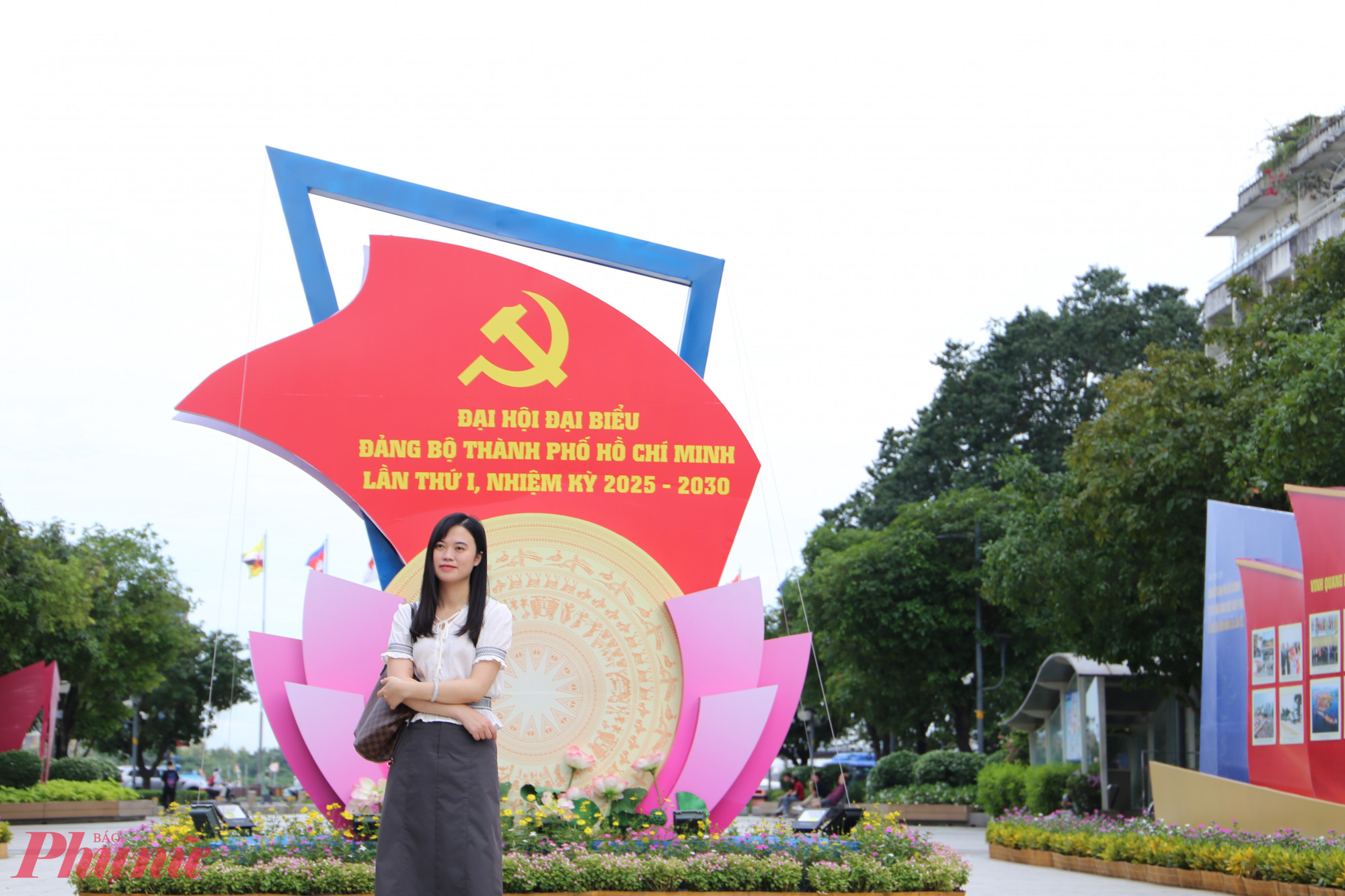 Người dân tranh thủ chụp ảnh lưu niệm bên những tiểu cảnh cờ hoa rực rỡ chào mừng đại hội - Ảnh: Thanh Tâm