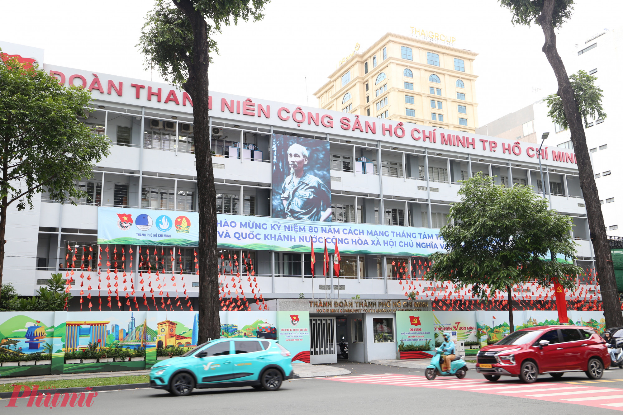 Cổng trụ sở Thành Đoàn TPHCM rực rỡ sắc đỏ với cờ hoa, băng rôn chào mừng đại hội, thể hiện tinh thần tuổi trẻ thành phố hướng về Đảng - Ảnh: Thanh Tâm