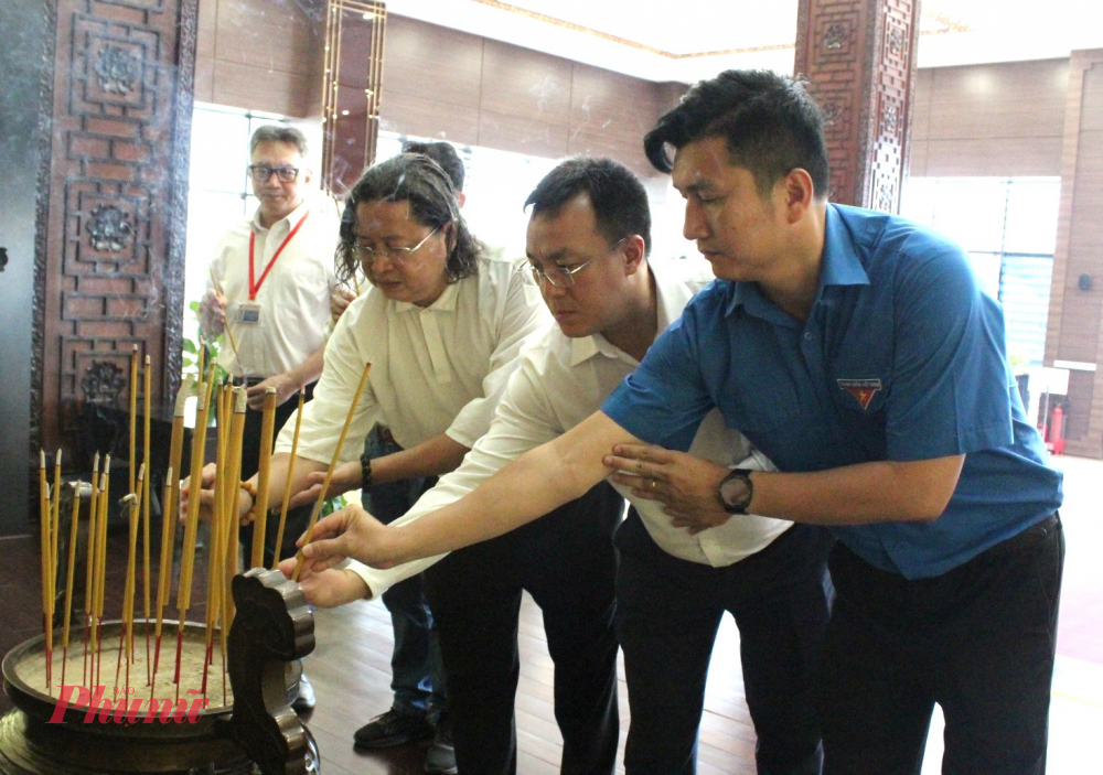 Các đại biểu dâng hương tưởng nhớ Chủ tịch Tôn Đức Thắng