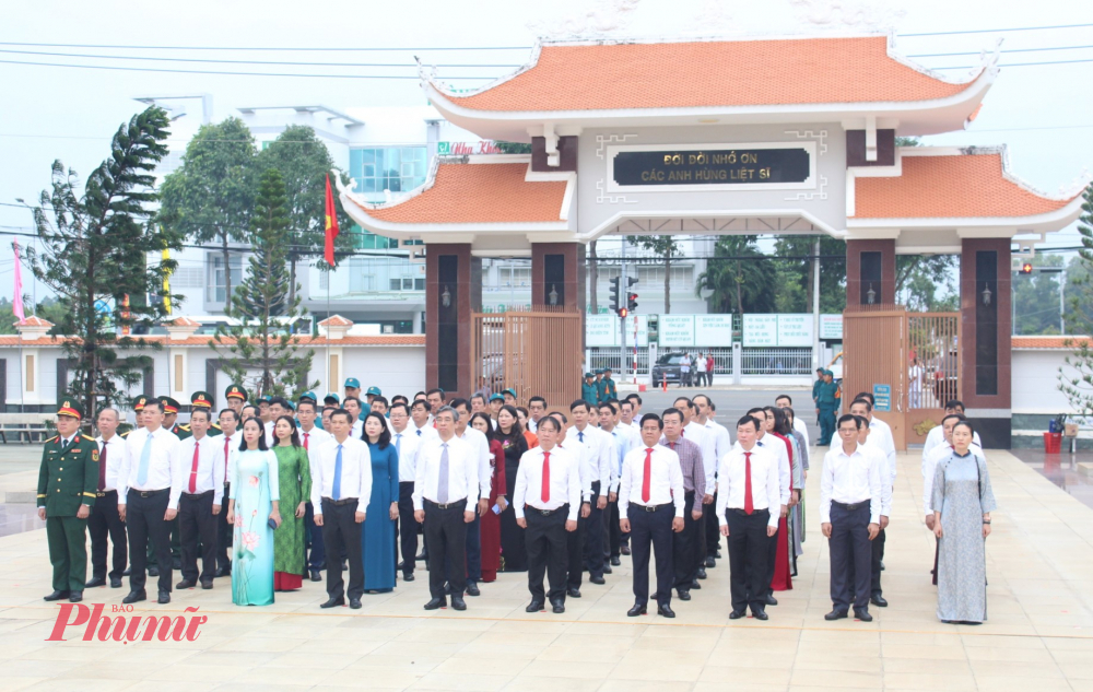 Các đại biểu tham gia dâng hoa, dâng hương và làm lễ viếng tại Nghĩa trang Liệt sĩ Bà Rịa - Vũng Tàu.
