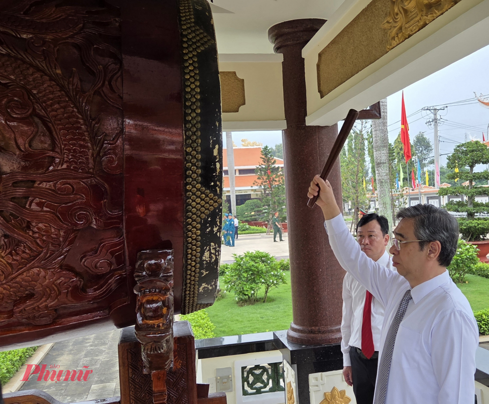 Chủ tịch UBMTTQ Việt Nam TPHCM Nguyễn Phước Lộc thực hiện nghi thức cử trống