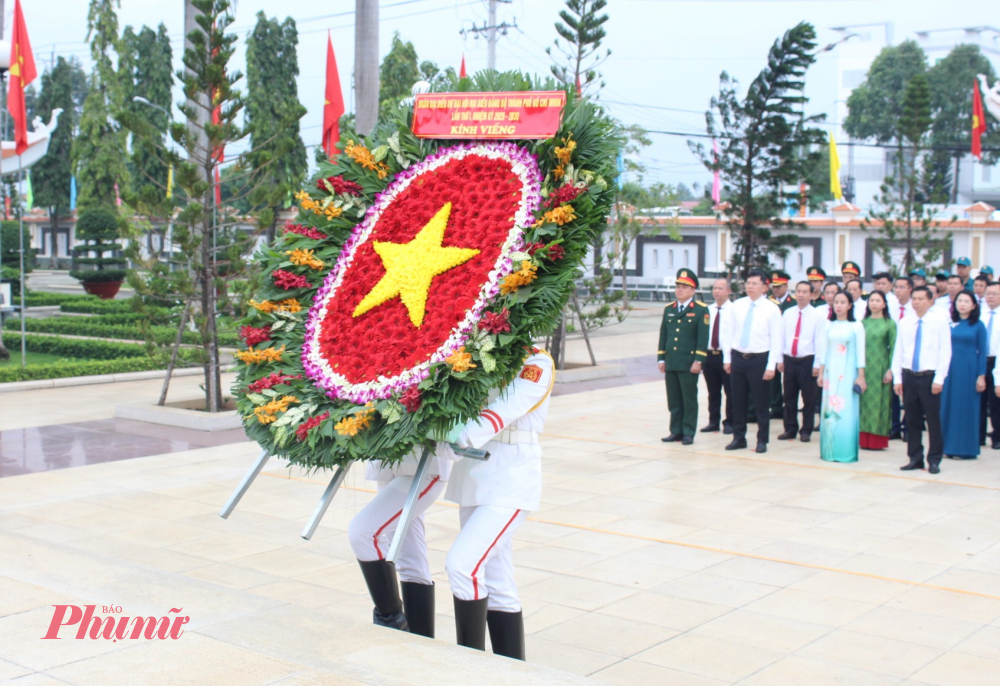 Nghi thức dâng hoa.