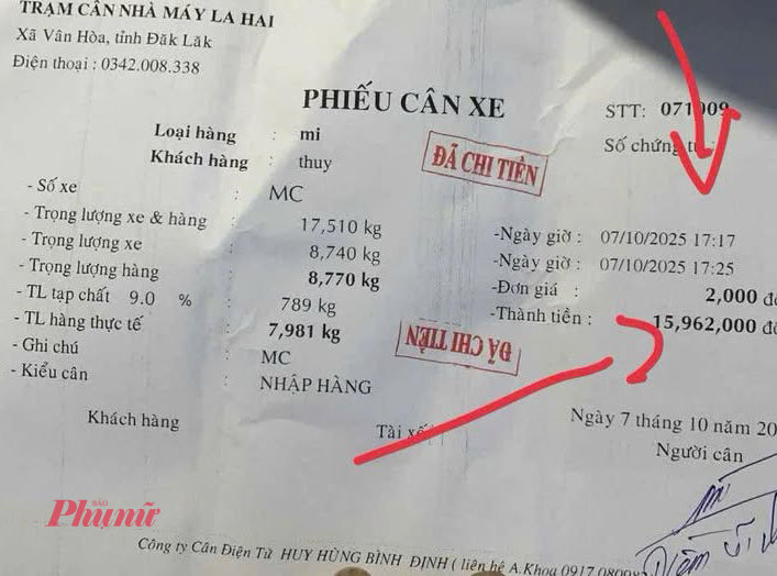 Sắn tăng giá, từ 2.000 đồng, nay 2.100 đồng/kg, thương lái mua tại trạm cân. 