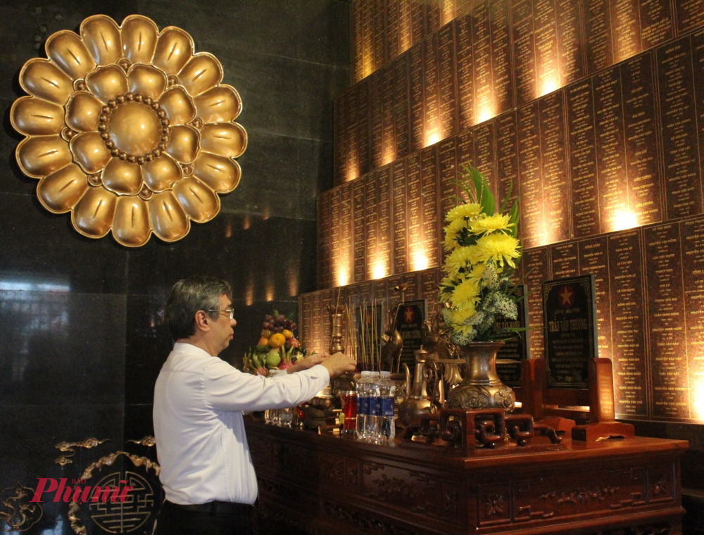 Chủ tịch UBMTTQ Việt Nam TPHCM Nguyễn Phước Lộc thắp hương tưởng nhớ các anh hùng - liệt sĩ tại Nhà Tưởng niệm 