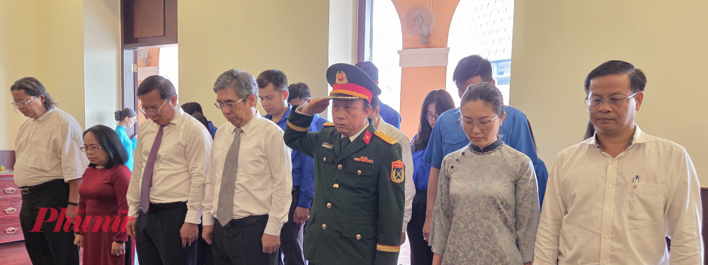 Các đại biểu dành phút mặc niệm tưởng nhớ Chủ tịch Hồ Chí Minh - người 