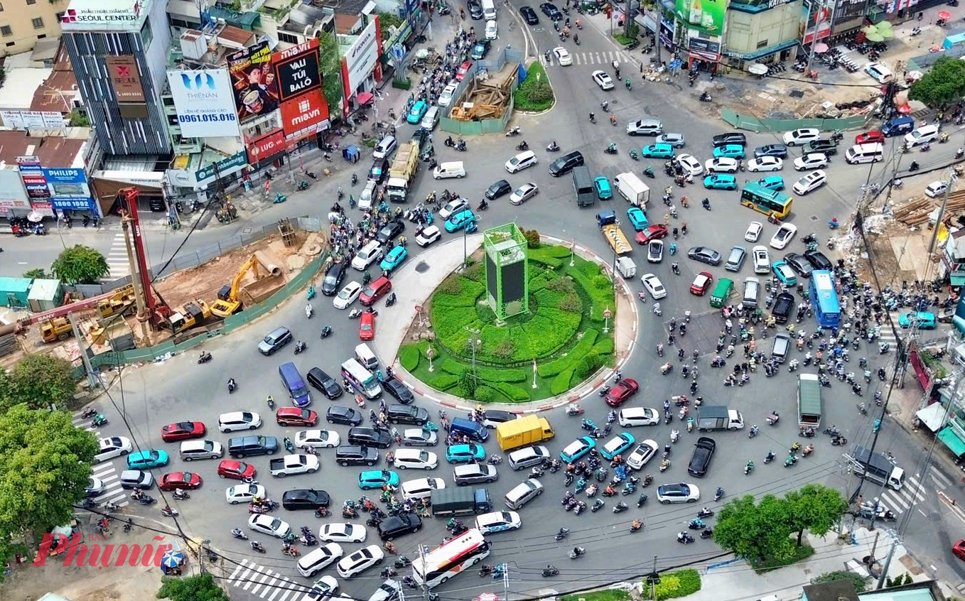 Theo Ban Quản lý đường sắt đô thị TPHCM, hiện tuyến metro số 2 đang thi công dự án di dời hạ tầng kỹ thuật gồm điện, nước, đèn tín hiệu giao thông,... nên lô cốt được dựng lên dọc các tuyến đường Cách Mạng Tháng 8, một góc đường 3 Tháng 2 để phục vụ thi công. 
