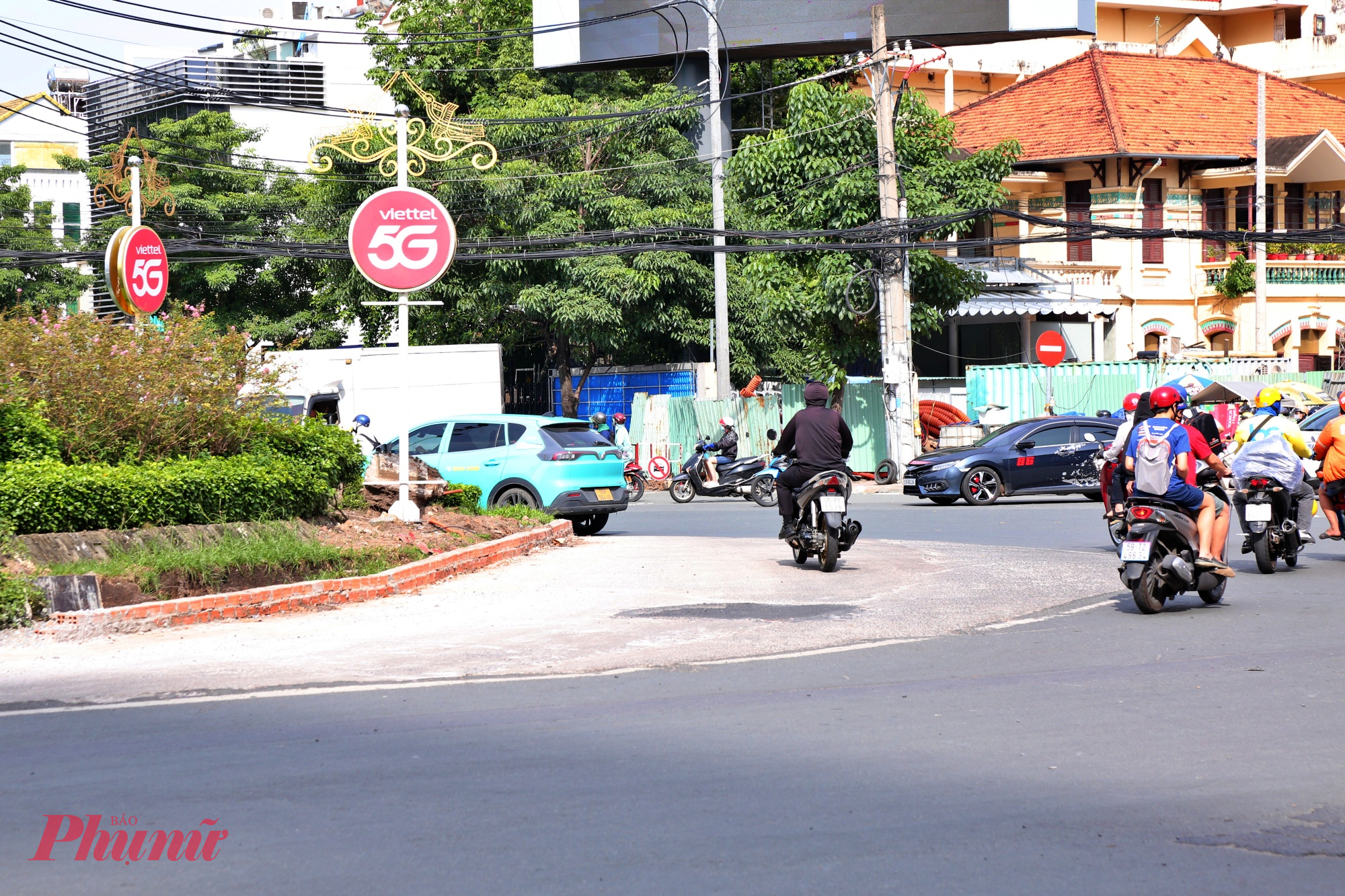 Một bên vòng xoay đã được cắt gọt, đổ bê tông phẳng nhằm mở thêm diện tích cho xe cộ lưu thông.