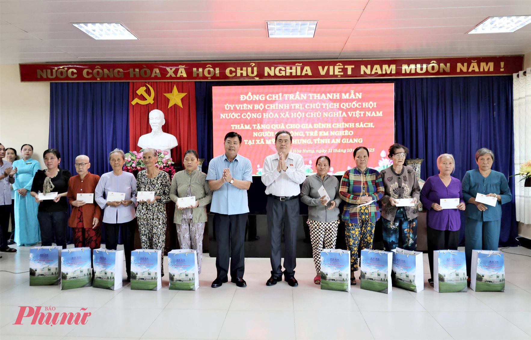 Chủ tịch Quốc hội Trần Thanh Mẫn cùng đoàn công tác tặng 100 phần quà cho gia đình chính sách, người có công.... của xã Mỹ Hòa Hưng - Ảnh CTV