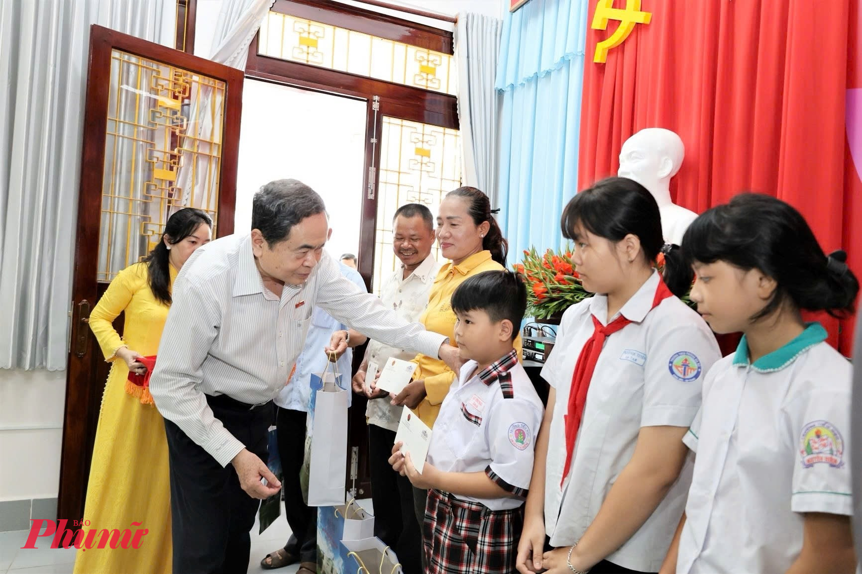 Chủ tịch Quốc hội Trần Thanh Mẫn tặng quà cho học sinh có hoàn cảnh khó khăn  tại phường Vĩnh Tế, Châu Đốc - Ảnh CTV