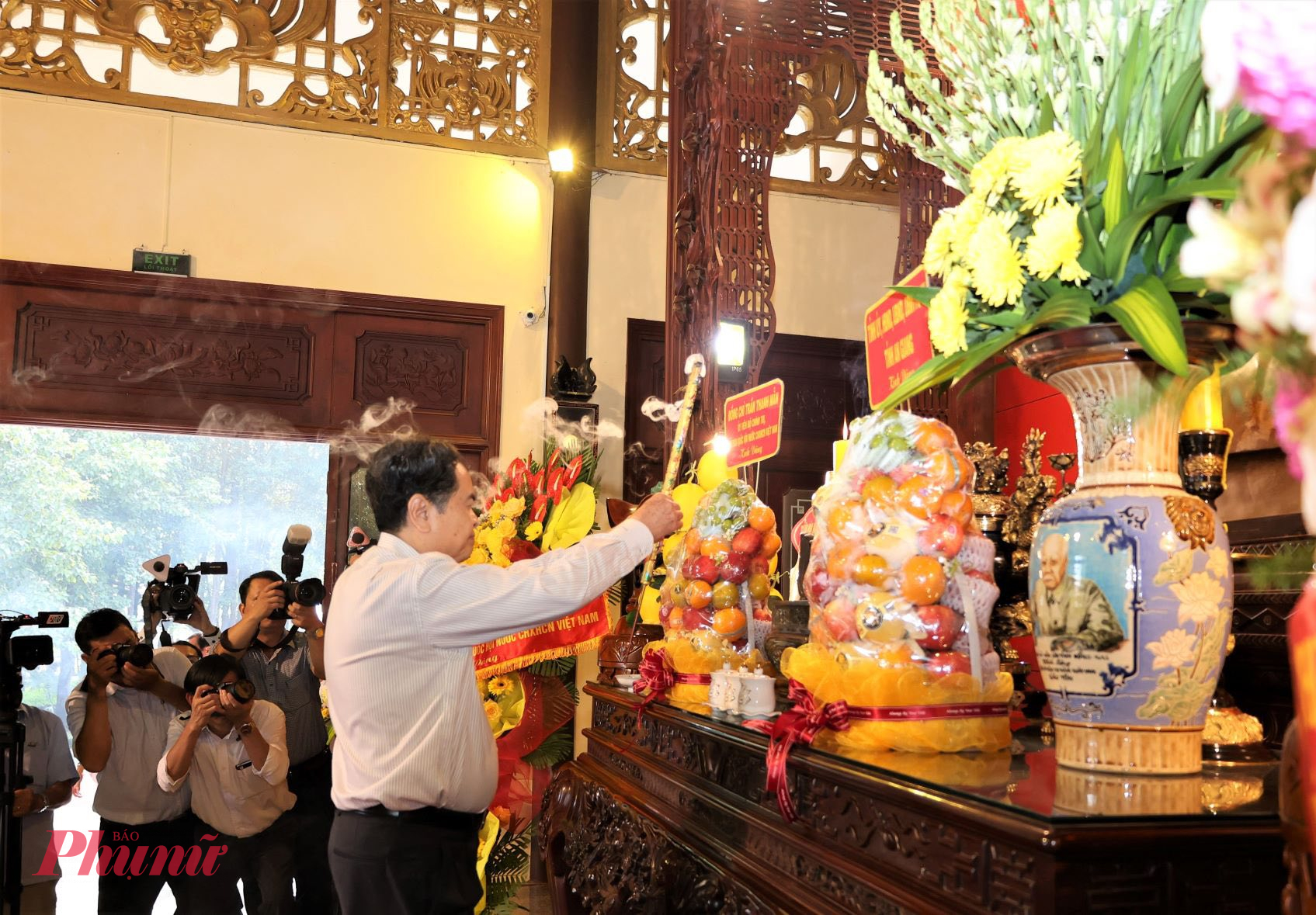 Chủ tịch Quốc hội Trần Thanh Mẫn thắp hương tưởng nhớ Chủ tịch Tôn Đức Thắng - Ảnh CTV