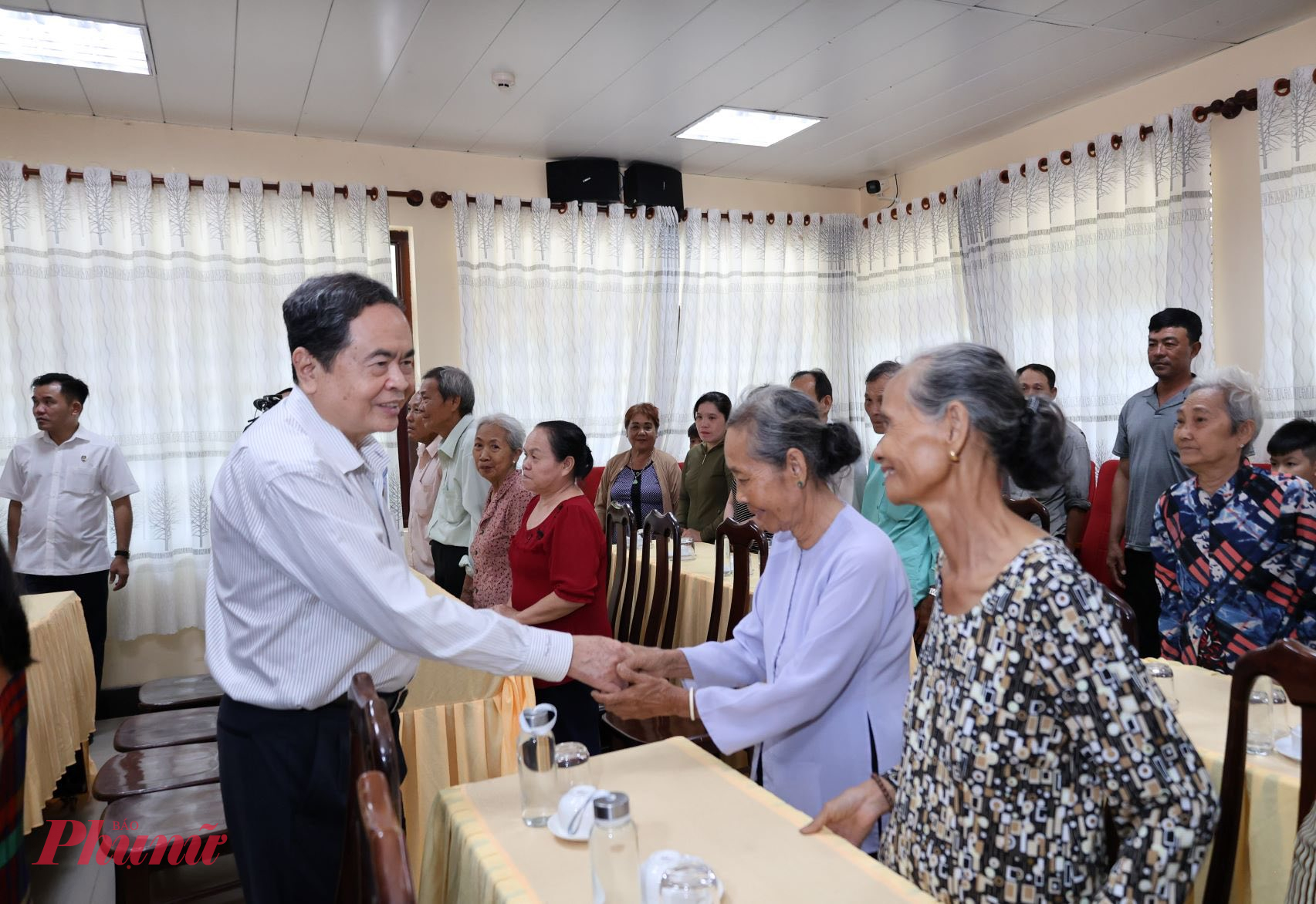 Chủ tịch Quốc hội Trần Thanh Mẫn hỏi thăm sức khỏe gia đình chính sách và người có hoàn cảnh khó khăn tại xã Mỹ Hòa Hưng - Ảnh CTV