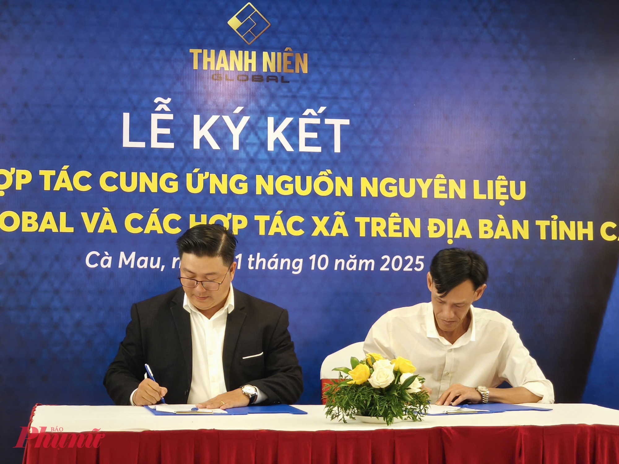 Lễ ký kết giữa Công ty cổ phần thương mại Toàn Cầu Thanh Niên với 1 trong số 20 HTX ở Cà Mau