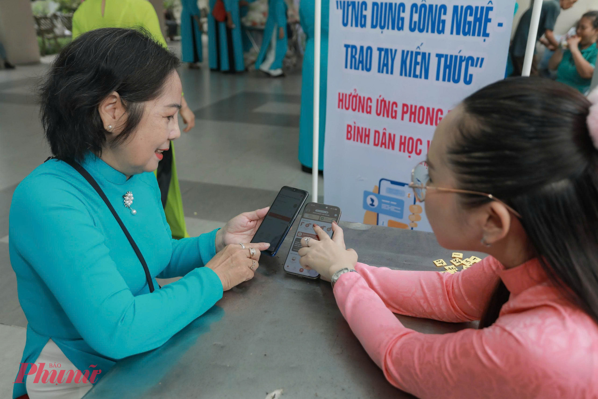 Gian hàng gian hàng “Ứng dụng công nghệ, trao tay kiến thức” hưởng ứng phong trào bình dân học vụ số