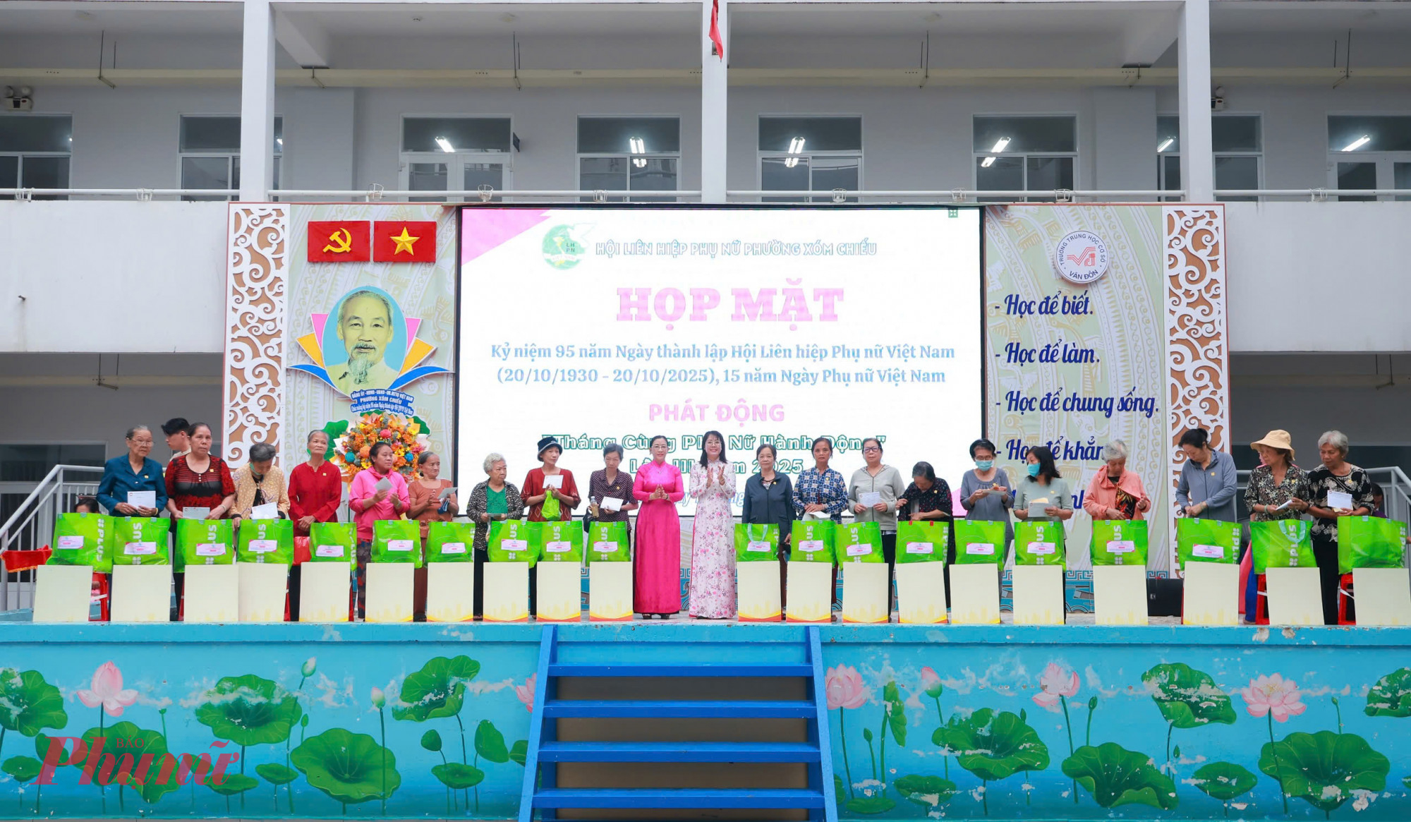 Cùng với chương trình họp mặt, Hội tổ chức nhiều hoạt động chăm lo cho phụ nữ khó khăn - Ảnh: Q.Hoa