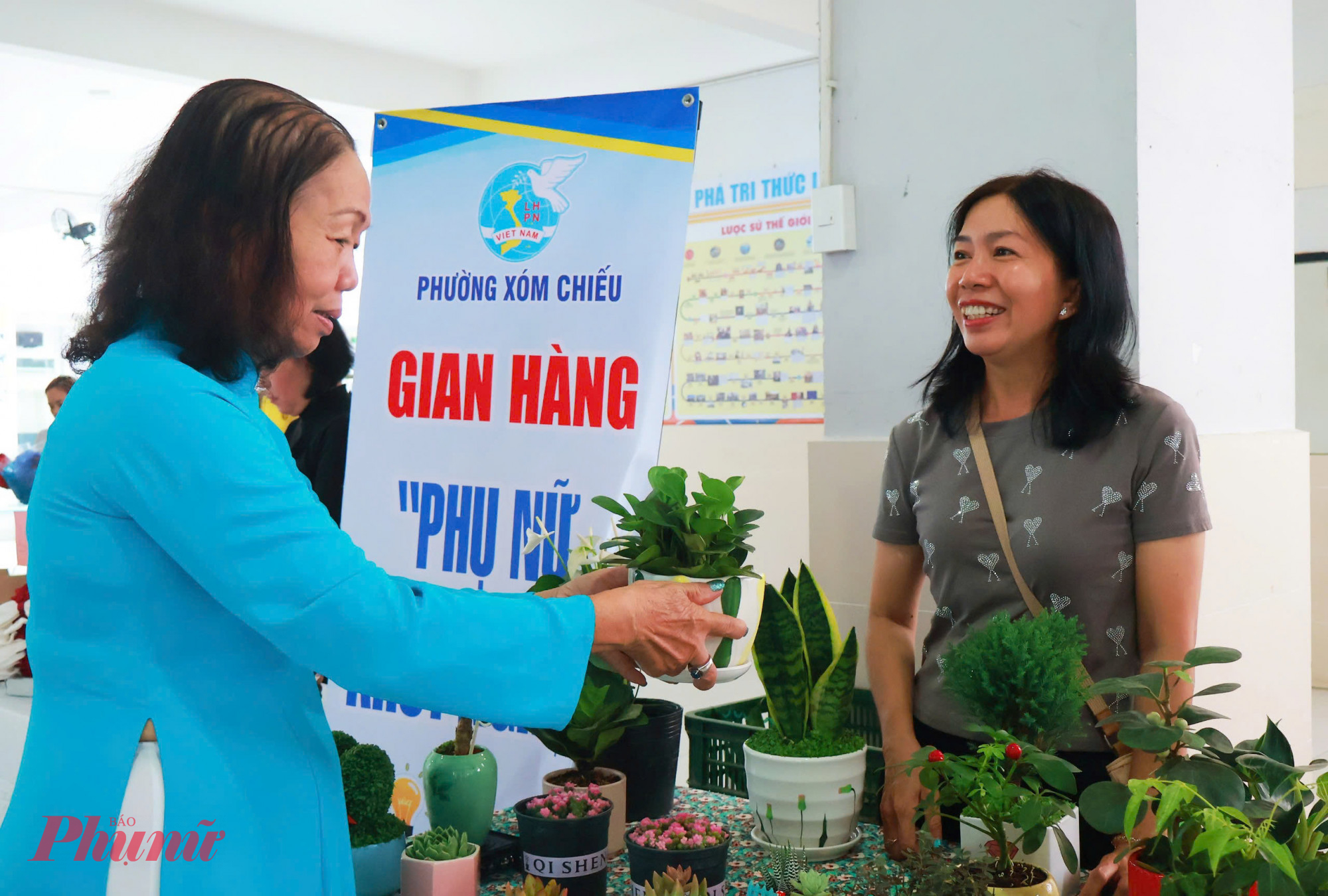 Gian hàng phụ nữ khởi nghiệp cũng được trưng bày, giới thiệu sản phẩm tại ngày hội, nhằm hỗ trợ phụ nữ khởi nghiệp tiếp cận khách hàng - Ảnh: Q.Hoa 