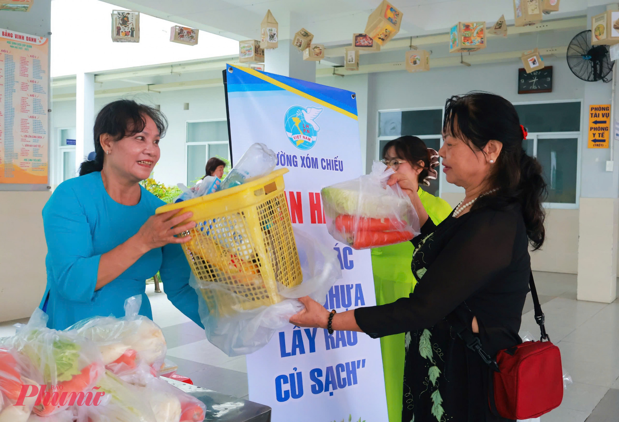 Gia hàng Đổi rác thải nhựa lấy rau củ sạch thu hút sự tham gia của nhiều người - Ảnh: Q.Hoa 