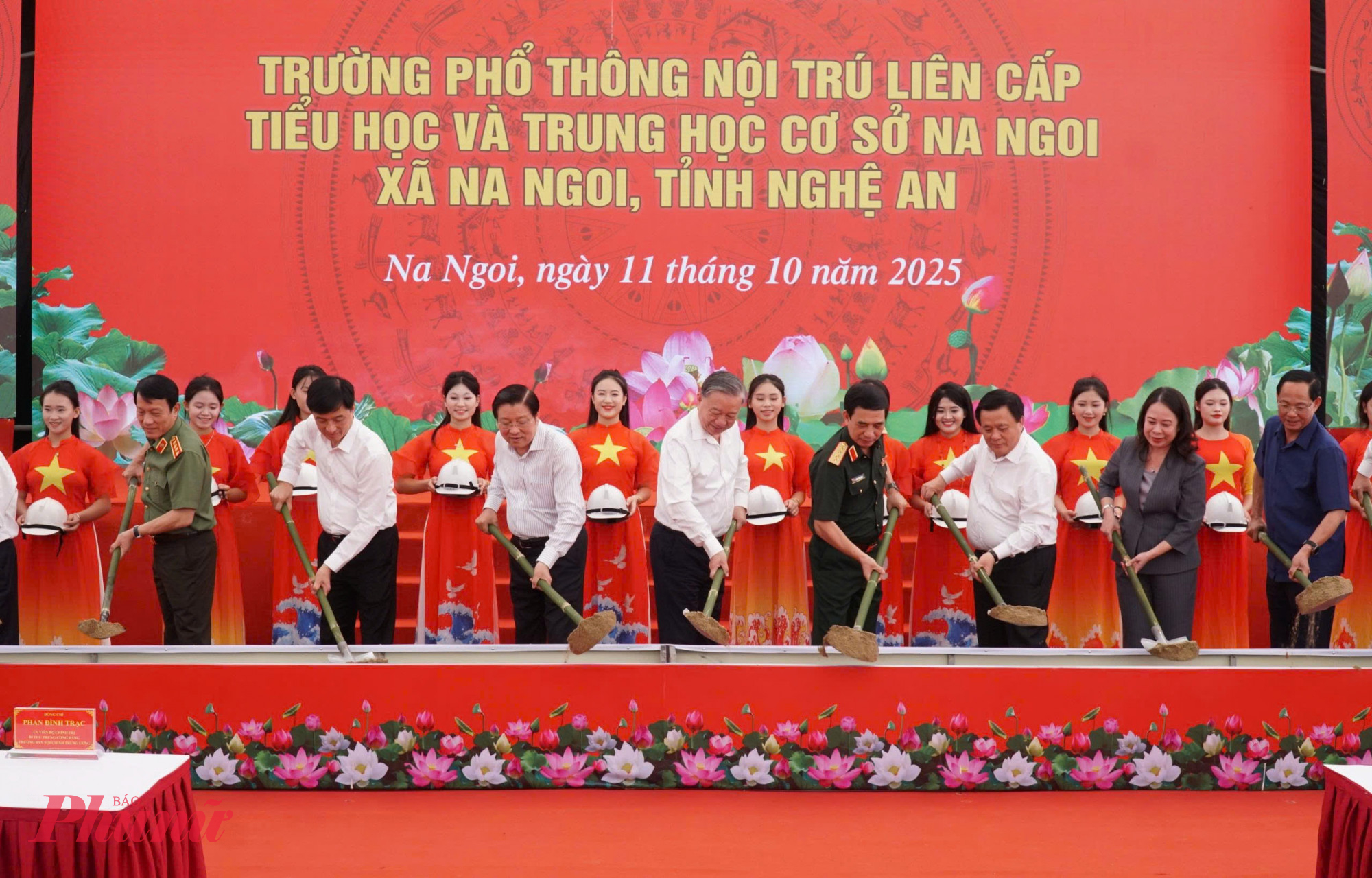 Tổng Bí thư Tô Lâm cùng lãnh đạo Đảng, Nhà nước, bộ, ngành Trung ương và tỉnh Nghệ An thực hiện nghi thức khởi công xây dựng Trường Phổ thông nội trú liên cấp tiểu học và THCS Na Ngoi - Ảnh: Khánh Trung