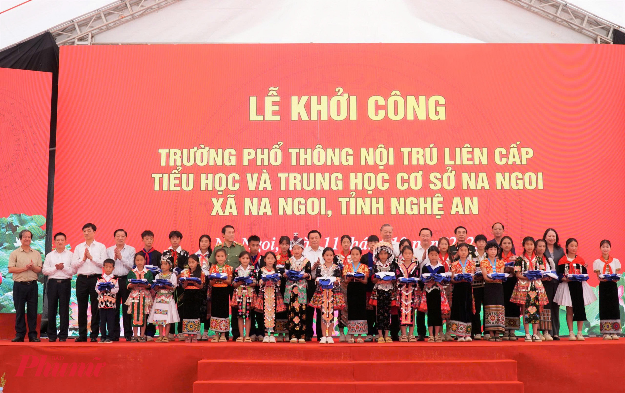 Tổng Bí thư Tô Lâm cùng các lãnh đạo Đảng, Nhà nước, bộ, ngành Trung ương, tỉnh Nghệ An trao quà cho các học sinh trên địa bàn xã Na Ngoi - Ảnh: Khánh Trung