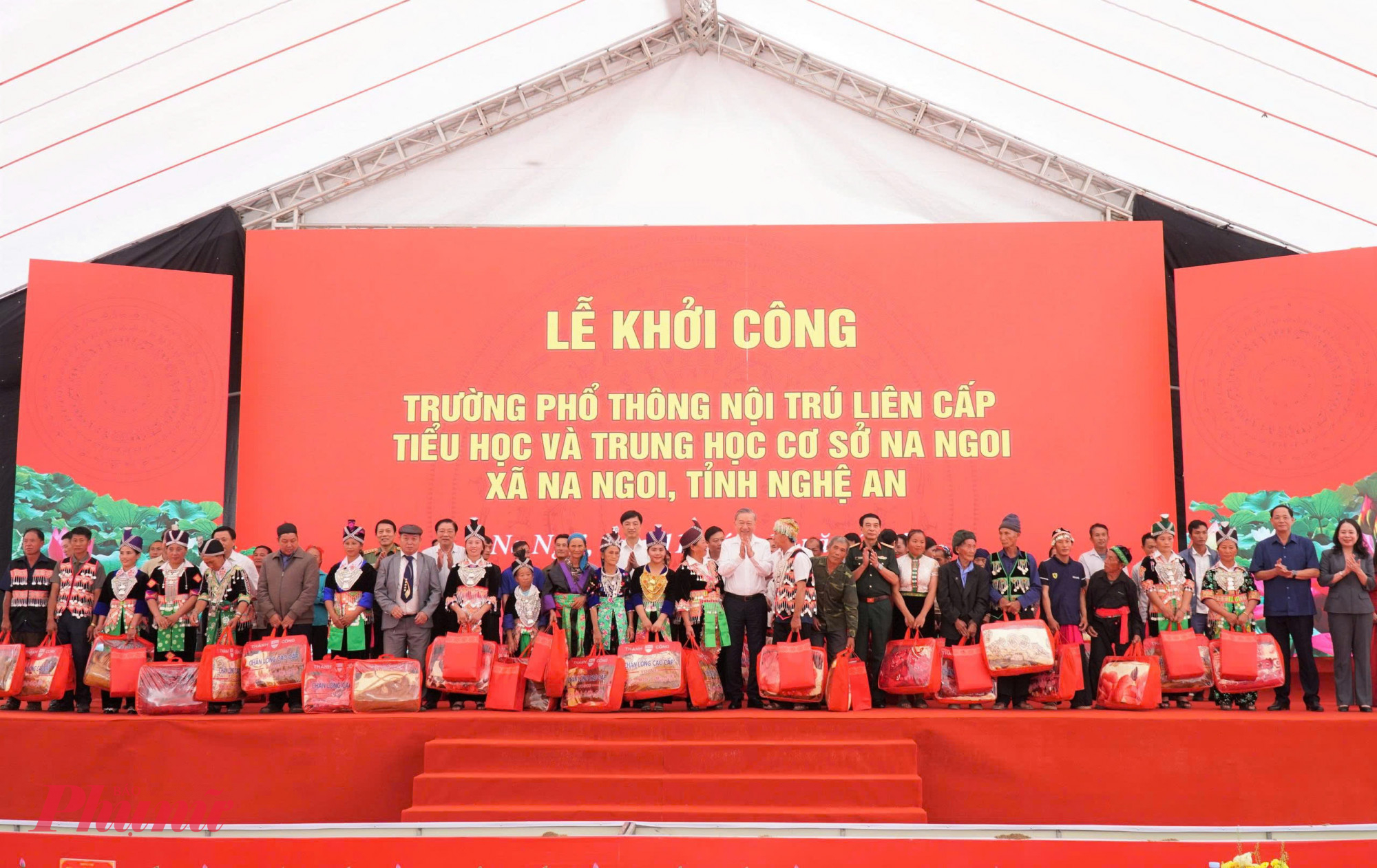 Tổng Bí thư Tô Lâm cùng lãnh đạo Đảng, Nhà nước, bộ, ngành Trung ương, tỉnh Nghệ An trao tặng quà cho các gia đình khó khăn, chính sách trên địa bàn xã Na Ngoi - Ảnh: Khánh Trung