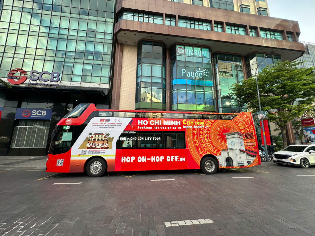 Xe buýt xe buýt 2 tầng thoáng nóc Hop on Hop off bằng hình ảnh và thông điệp “Mặt trời không biên giới”