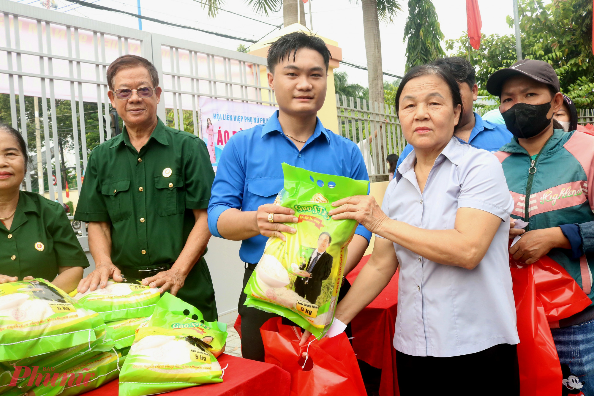 Khu vực tặng gạo cho người dân - Ảnh: Mẫn Nhi