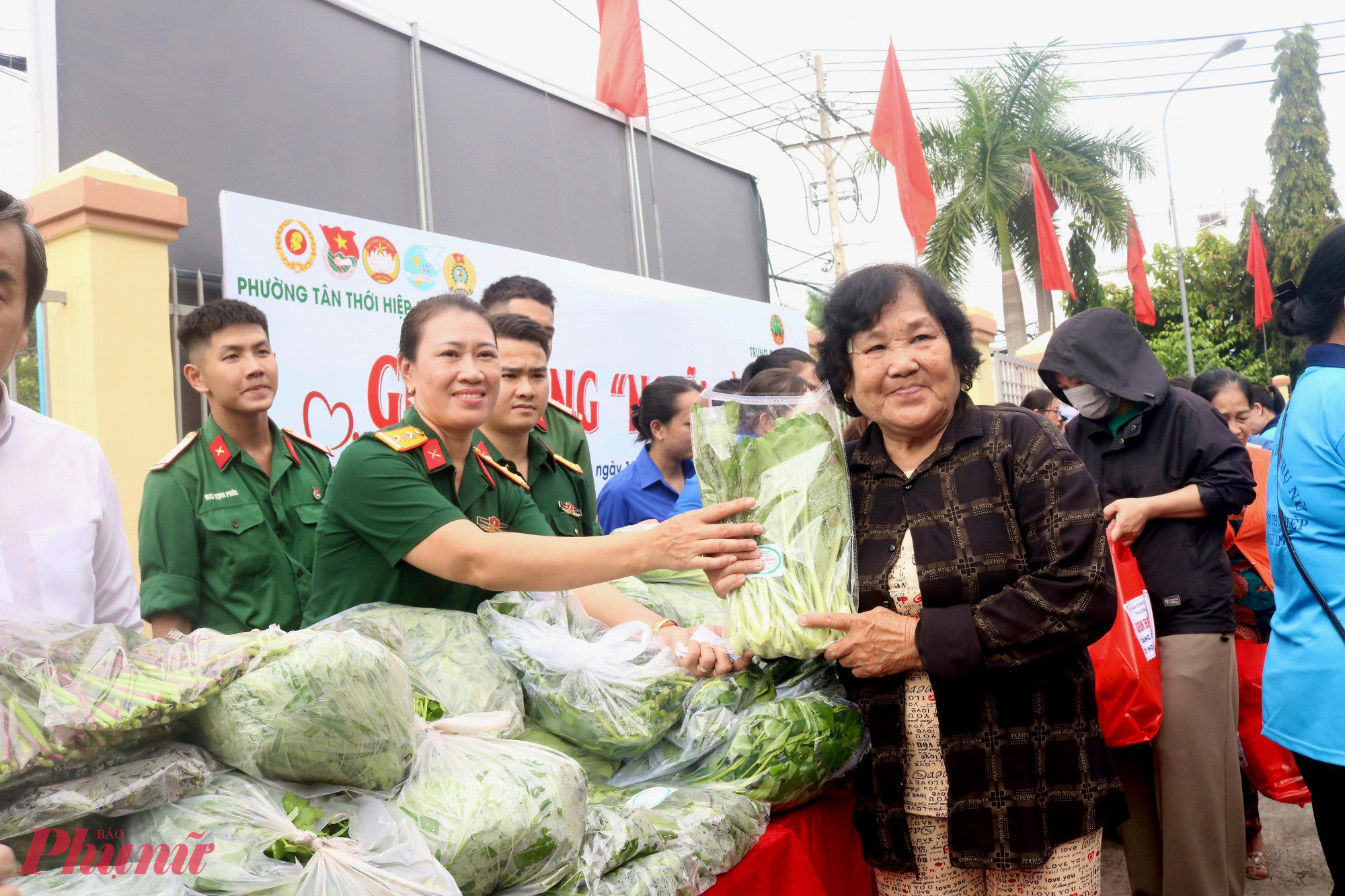 Niềm vui của các dì, các chị ở phường Tân Thới Hiệp khi được địa phương chăm lo bằng phần quà thiết thực - Ảnh: Mẫn Nhi