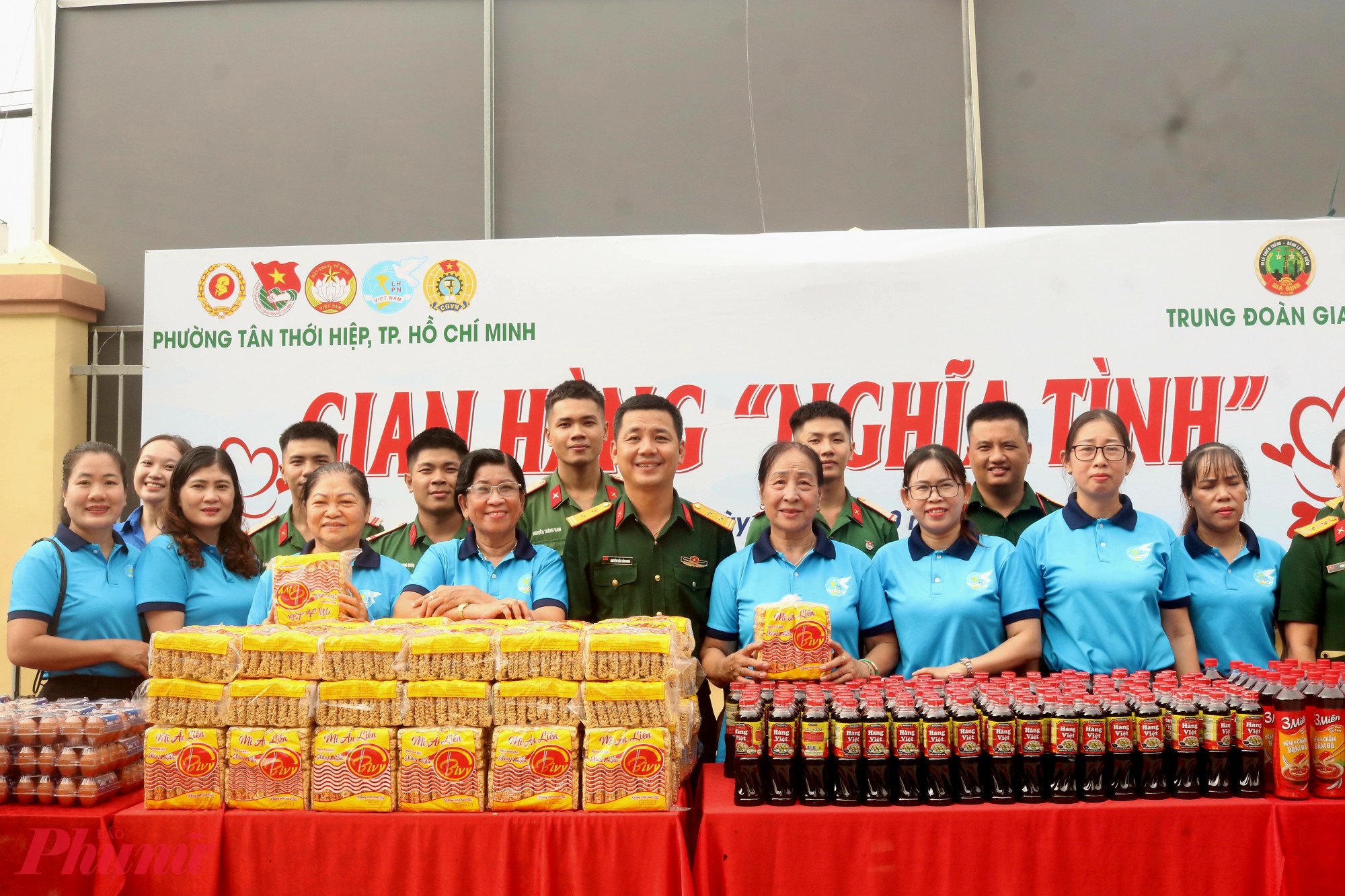 Cán bộ, chiến sĩ Trung đoàn Gia Định và cán bộ, hội viên phụ nữ phường Tân Thới Hiệp cùng phụ trách các gian hàng để hỗ trợ người dân đến nhận quà - Ảnh: Mẫn Nhi