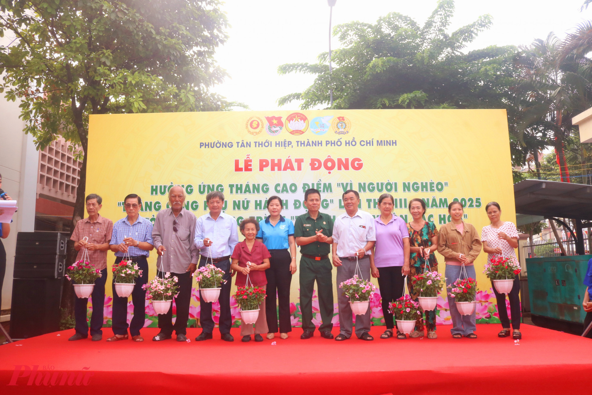 Ban tổ chức tặng chậu hoa nhằm kêu gọi người dân cùng trồng và chăm sóc các loại hoa, cây xanh tuỳ theo điều kiện gia đình - Ảnh: Mẫn Nhi