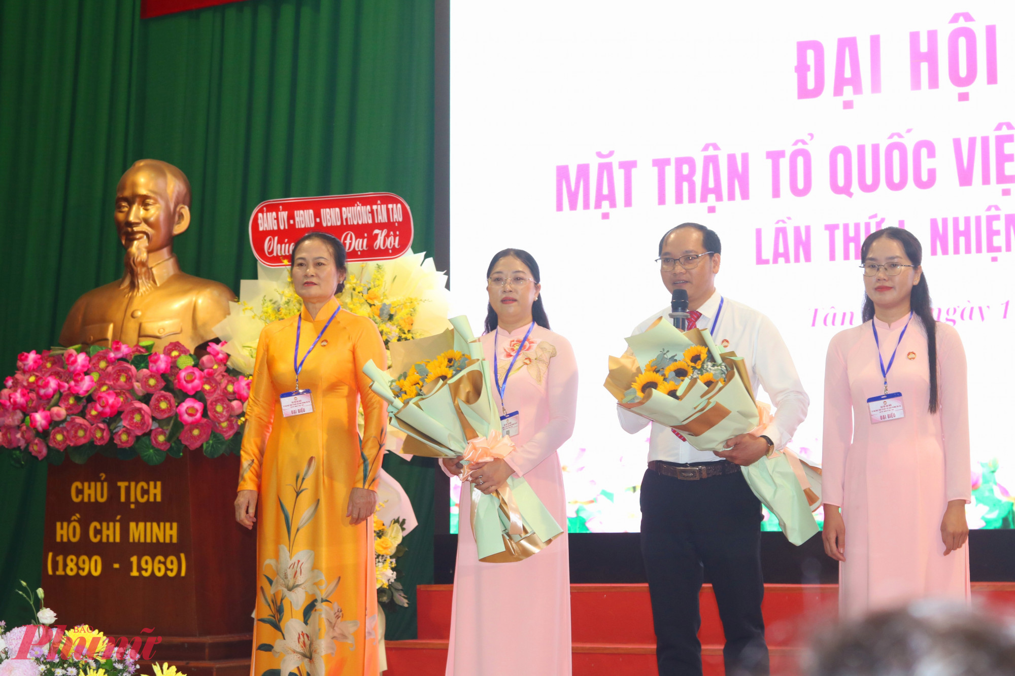 Đoàn đại biểu phường Tân Tạo (3 đại biểu chính thức và 1 đại biểu dự khuyết) dự Đại hội đại biểu MTTQ Việt Nam TPHCM lần thứ I, nhiệm kỳ 2025 – 2030 ra mắt đại hội - Ảnh: Thảo Nguyên