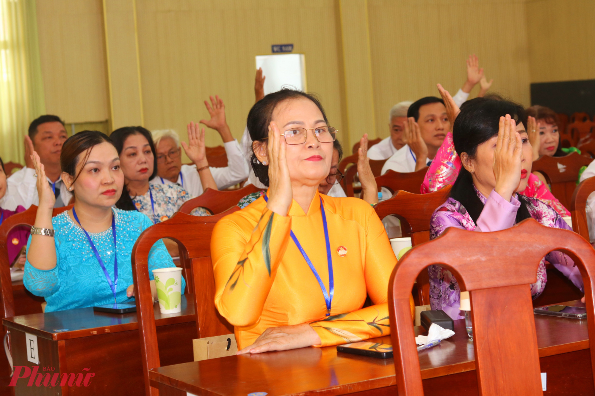 Đại biểu biểu quyết thông qua Nghị quyết Đại hội đại biểu MTTQ Việt Nam phường Tân Tạo lần thứ I, nhiệm kỳ 2025 – 2030 - Ảnh: Thảo Nguyên