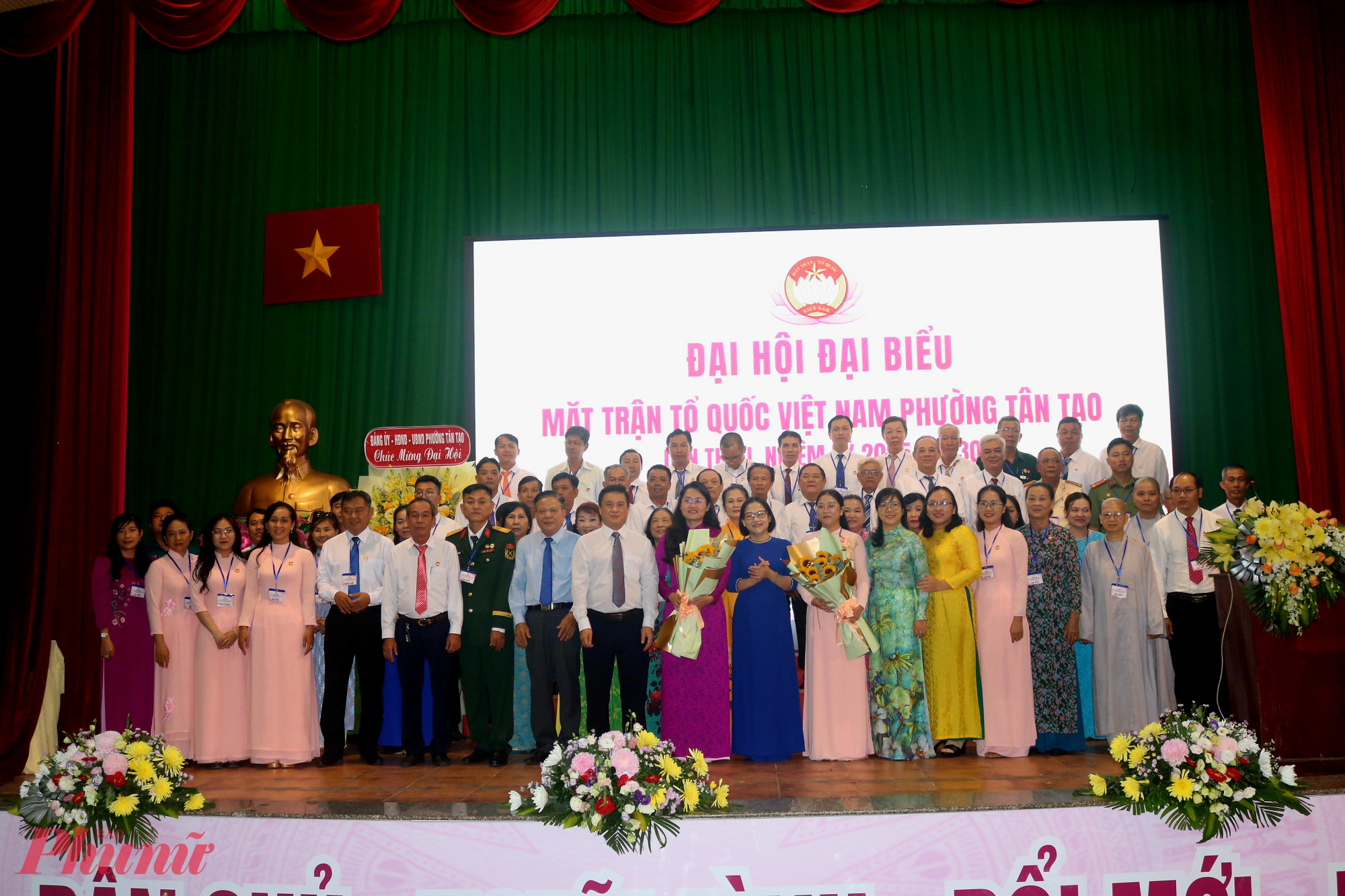 Ủy ban MTTQ Việt Nam phường Tân Tạo, nhiệm kỳ 2025 – 2030 nhận hoa chúc mừng và ra mắt đại hội - Ảnh: Thảo Nguyên