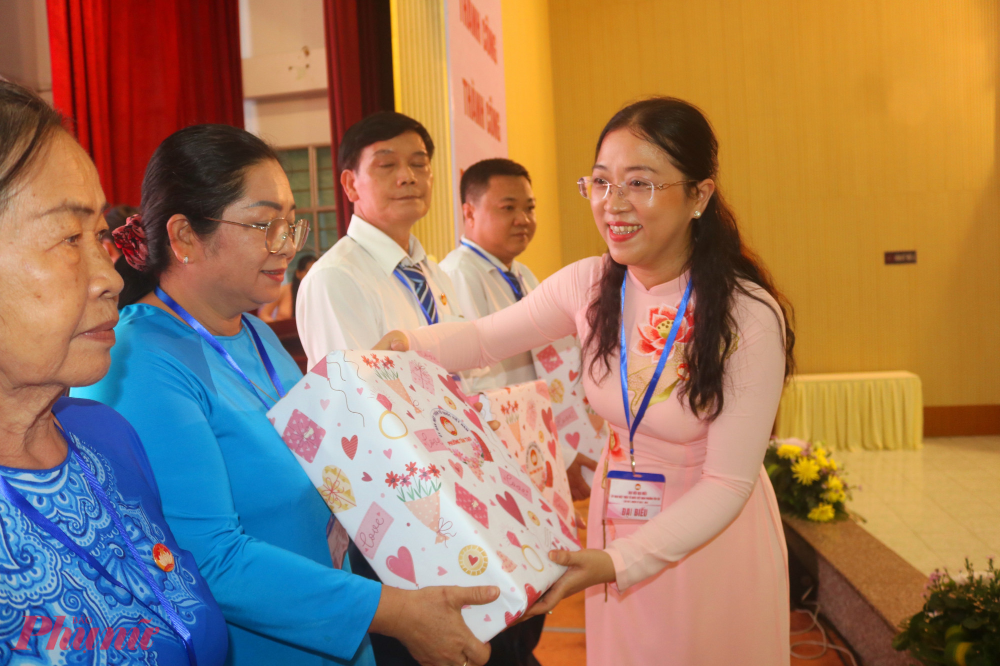 Bà Huỳnh Đặng Hà Tuyên – Chủ tịch Ủy ban MTTQ Việt Nam phường Tân Tạo – trao quà tri ân các vị ủy viên thôi tham gia Ủy ban MTTQ Việt Nam phường Tân Tạo nhiệm kỳ mới - Ảnh: Thảo Nguyên