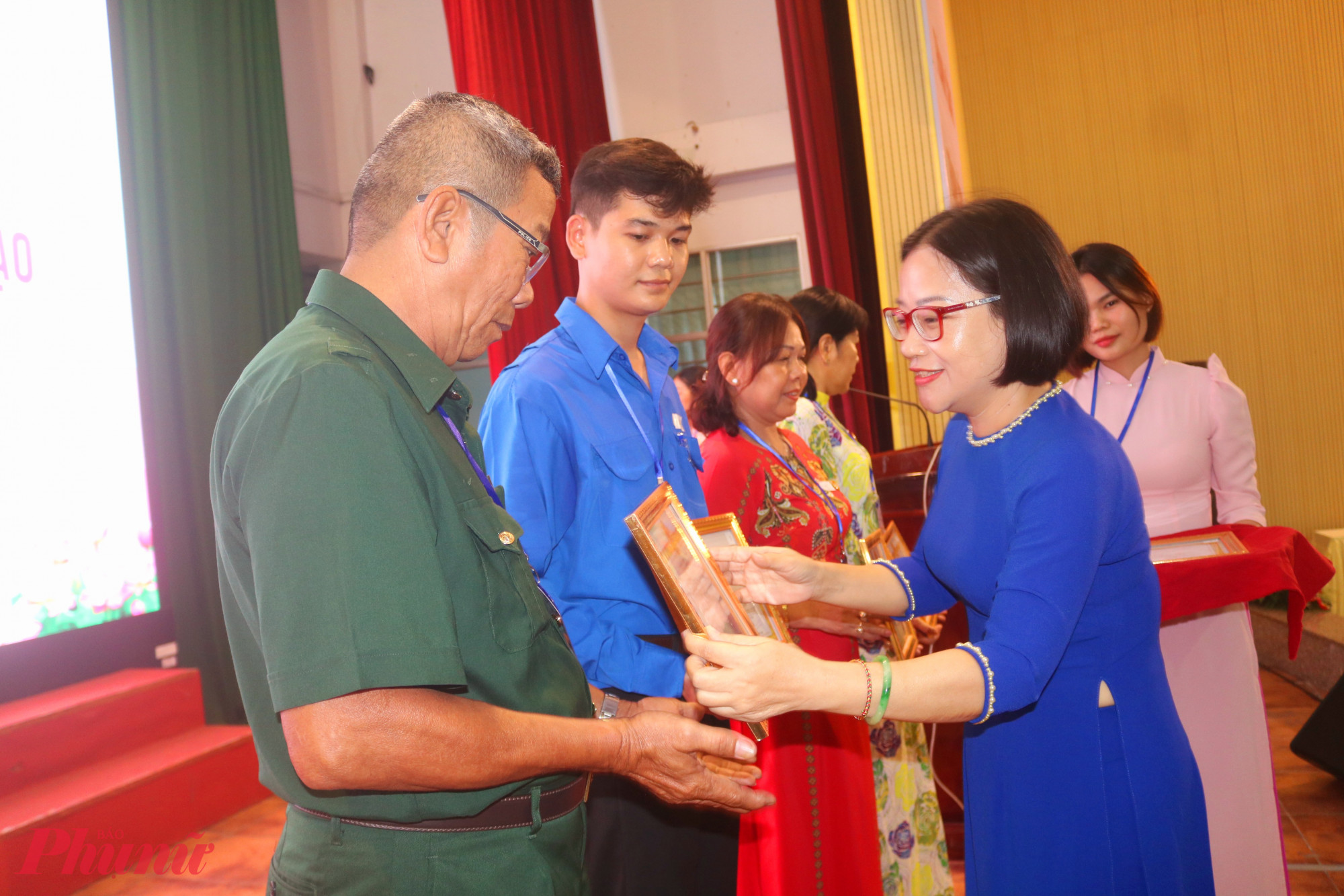 Tại đại hội, Ủy ban MTTQ Việt Nam phường Tân Tạo tuyên dương 10 tập thể, 20 cá nhân điển hình tiên tiến giai đoạn 2020 – 2025. Trong ảnh, bà Nguyễn Thanh Loan – Phó chủ tịch Hội LHPN TPHCM - trao giấy khen của Ủy ban MTTQ Việt Nam phường Tân Tạo đến đại diện các tập thể - Ảnh: Thảo Nguyên