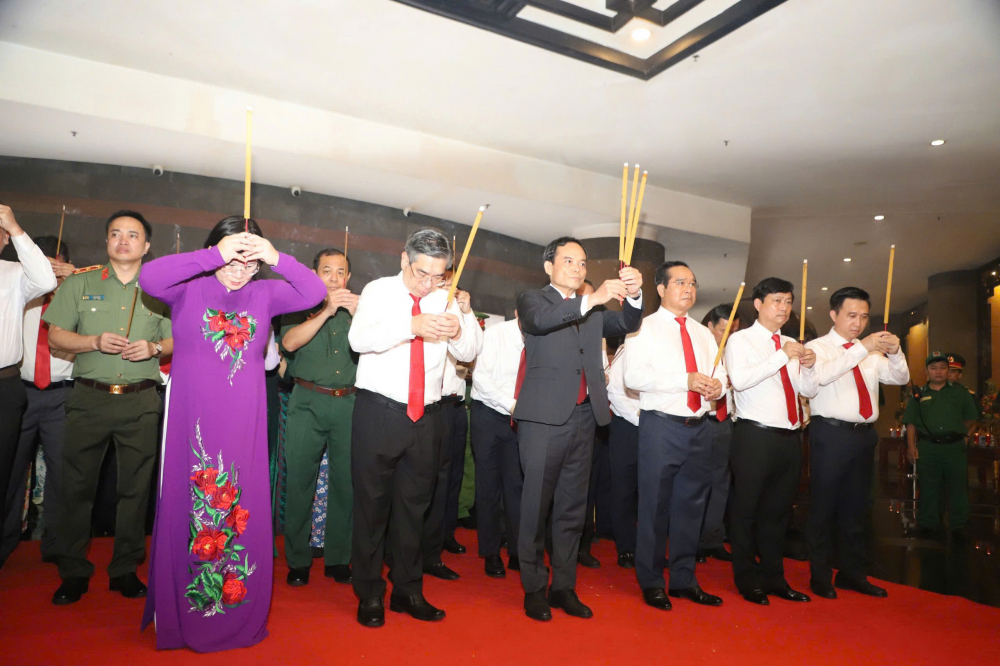 Bí thư Thành ủy TPHCM Trần Lưu Quang cùng các đại biểu dâng hương tại đền thờ Lễ Thành hầu Nguyễn Hữu Cảnh thuộc Công viên Lịch sử - Văn hóa Dân tộc (phường Long Bình, TPHCM