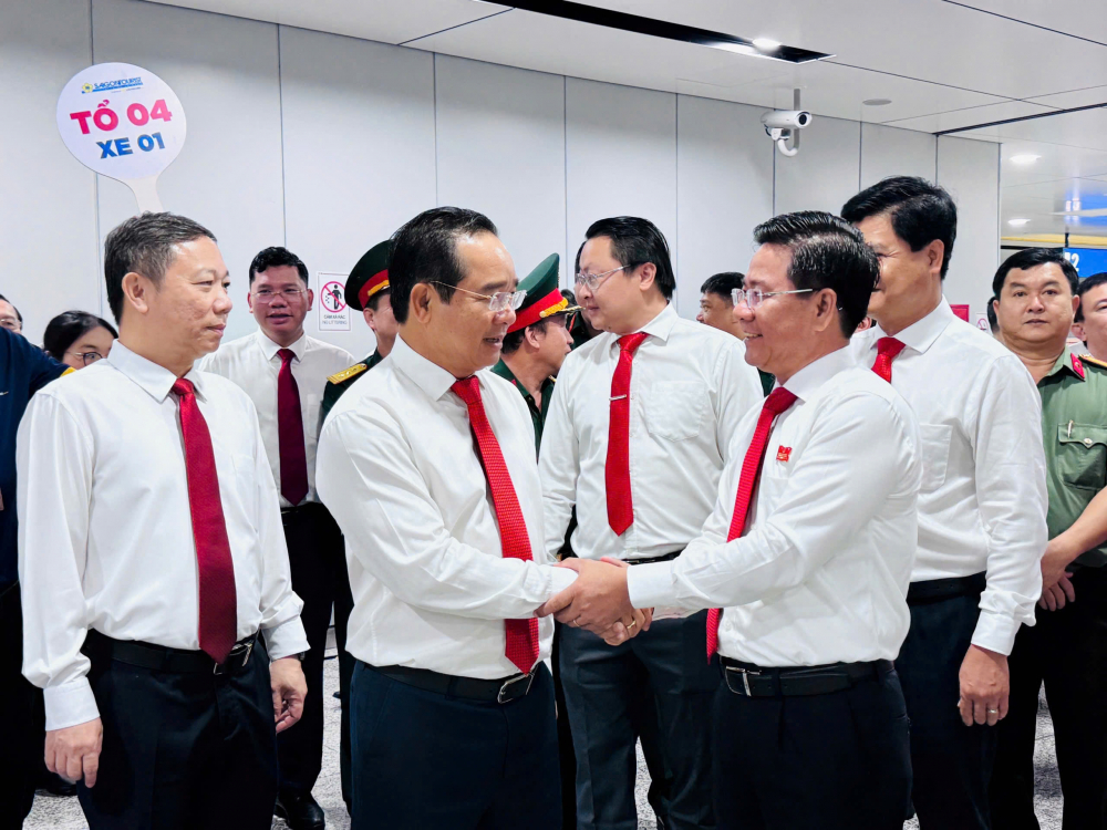 Chủ tịch UBND TPHCM Nguyễn Văn Được trao đổi với các đại biểu tại chương trình tham quan.